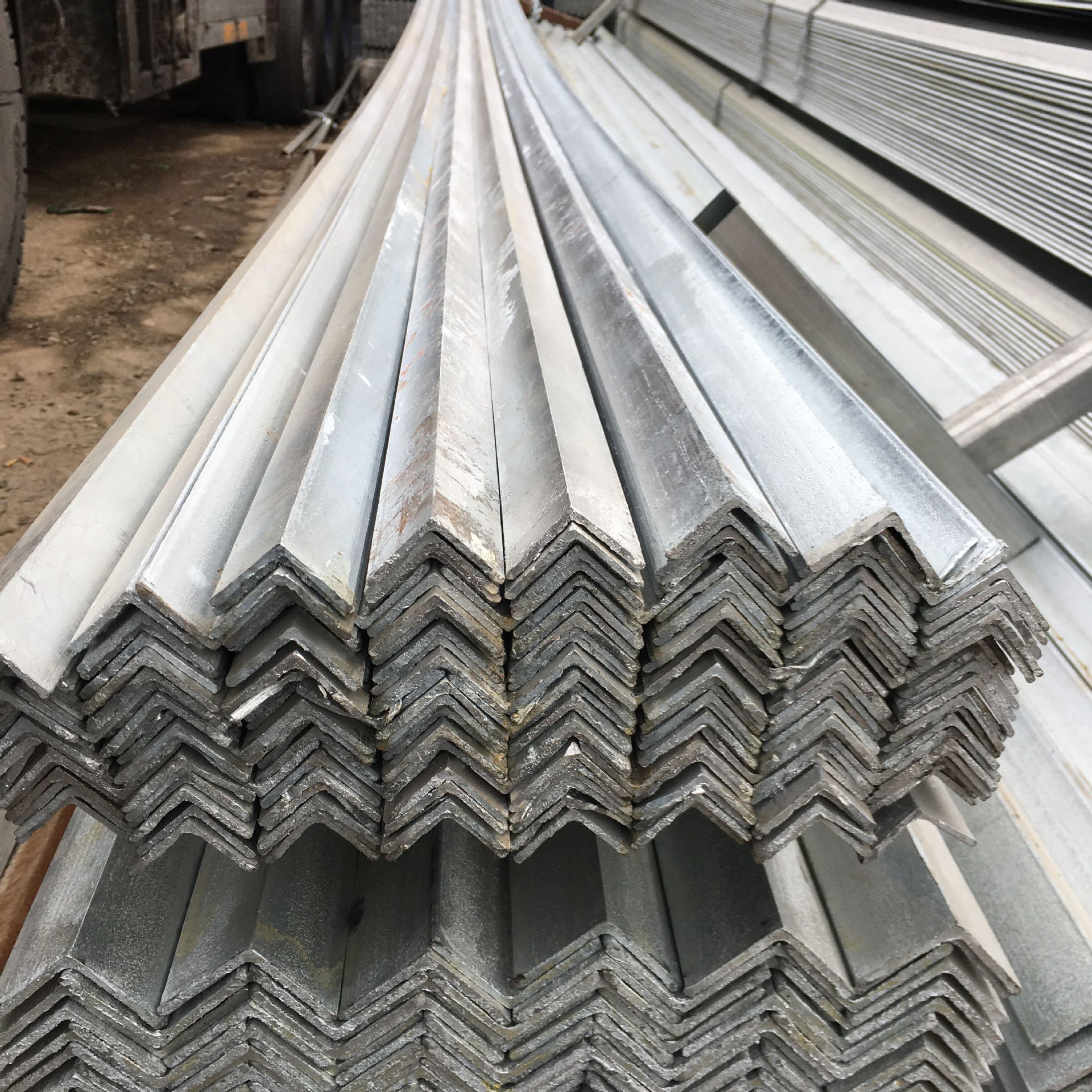 苏州昆山太仓现货销售角铁等边角铁不等边角钢多冲孔角钢万能角铁