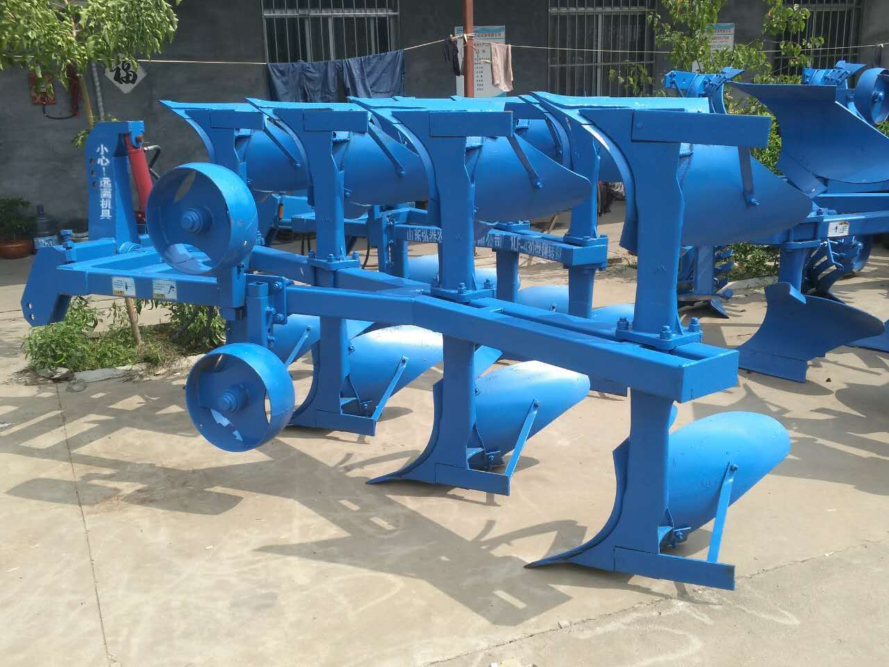 耕犁翻土耙地机旋耕机 耕地犁液压翻转犁 四轮牵引式大高箱旋耕机