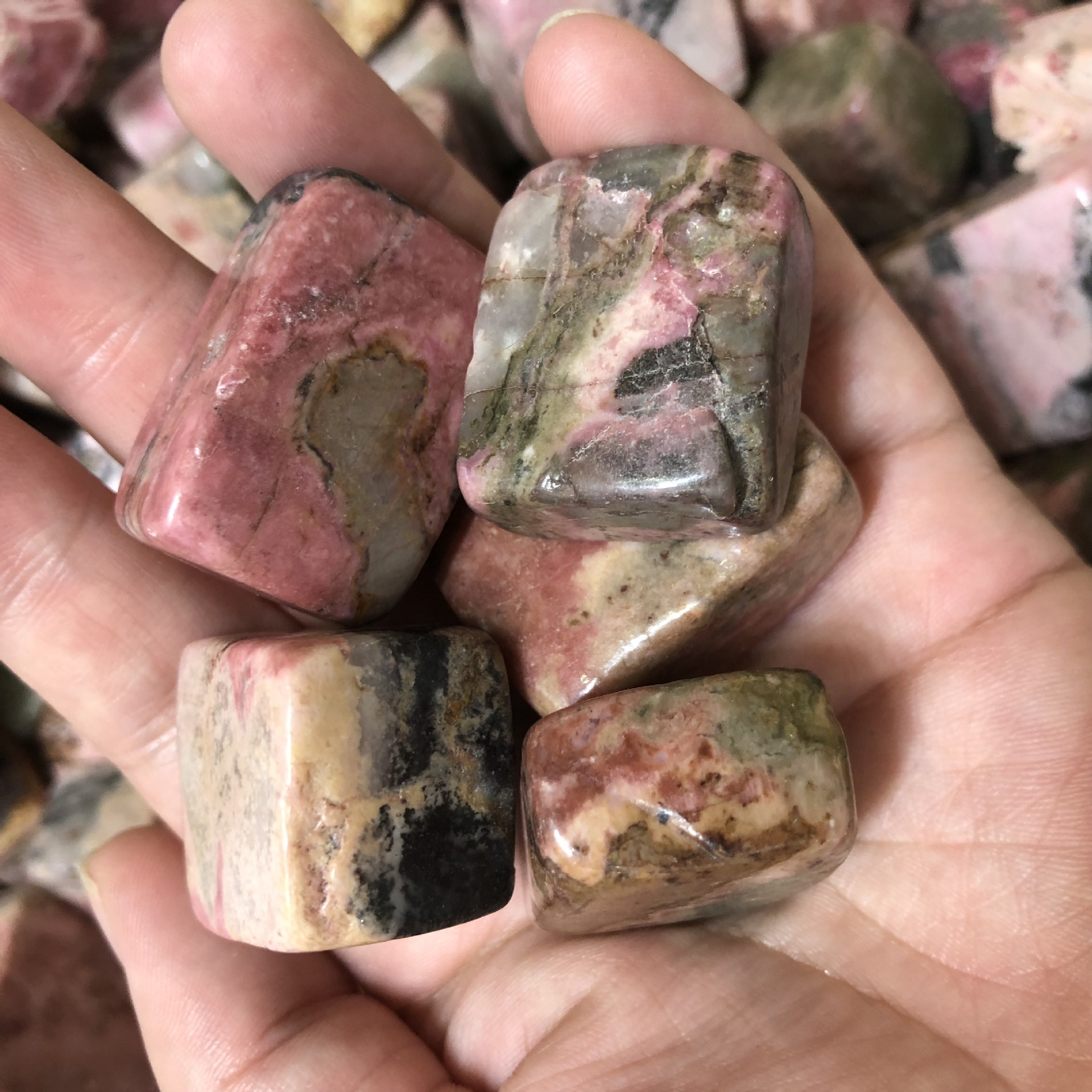 天然蔷薇辉石碎石批发 红蔷薇石碎料 供佛 消磁 鱼缸花瓶装饰