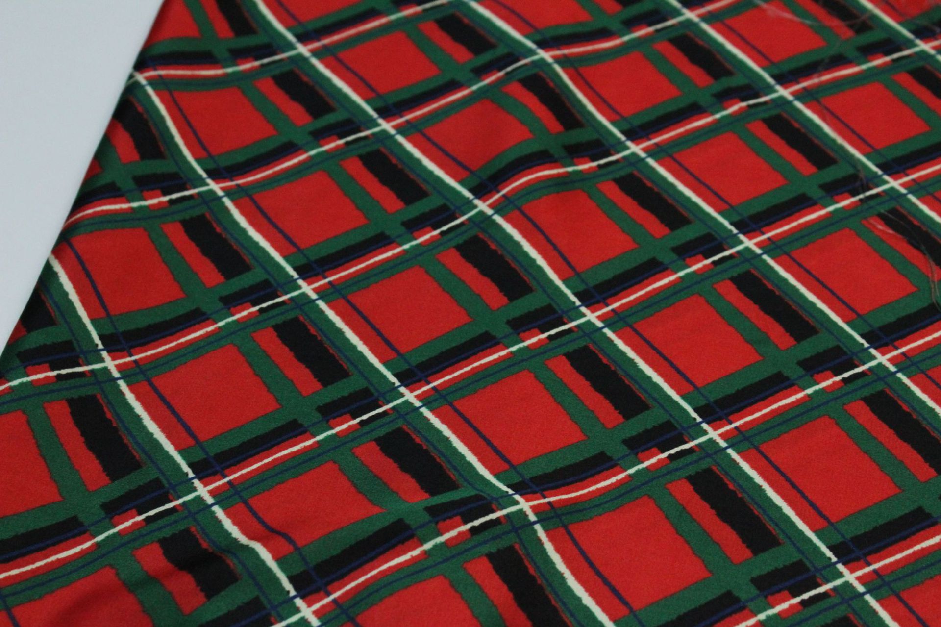 xnr-4976 人丝人棉50d*60s人丝人棉贡缎红底格子水印印花高档面料