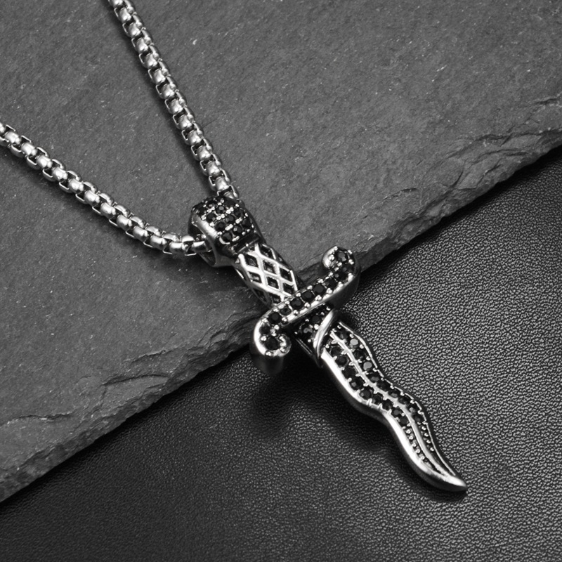 2019款欧美嘻哈时尚个性潮流黑钻匕首钛钢项链挂饰男女款9927c