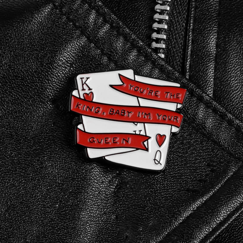 跨境热销新品胸针 扑克牌红桃q和红桃k红丝带缠绕创意情侣徽章