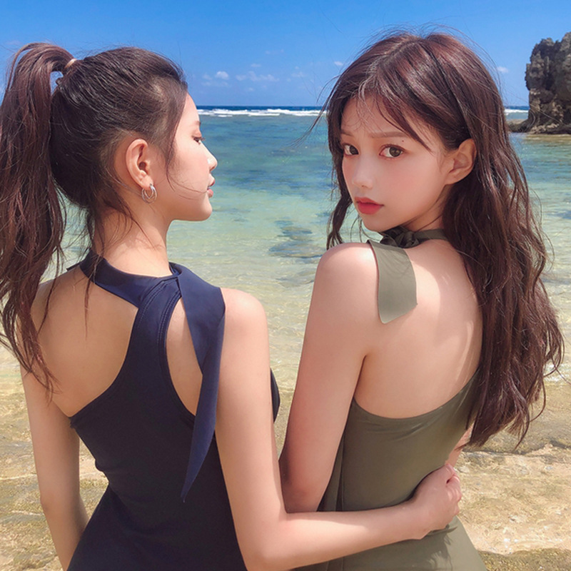 和朋友穿闺蜜泳装去游泳吧!回头率满分.