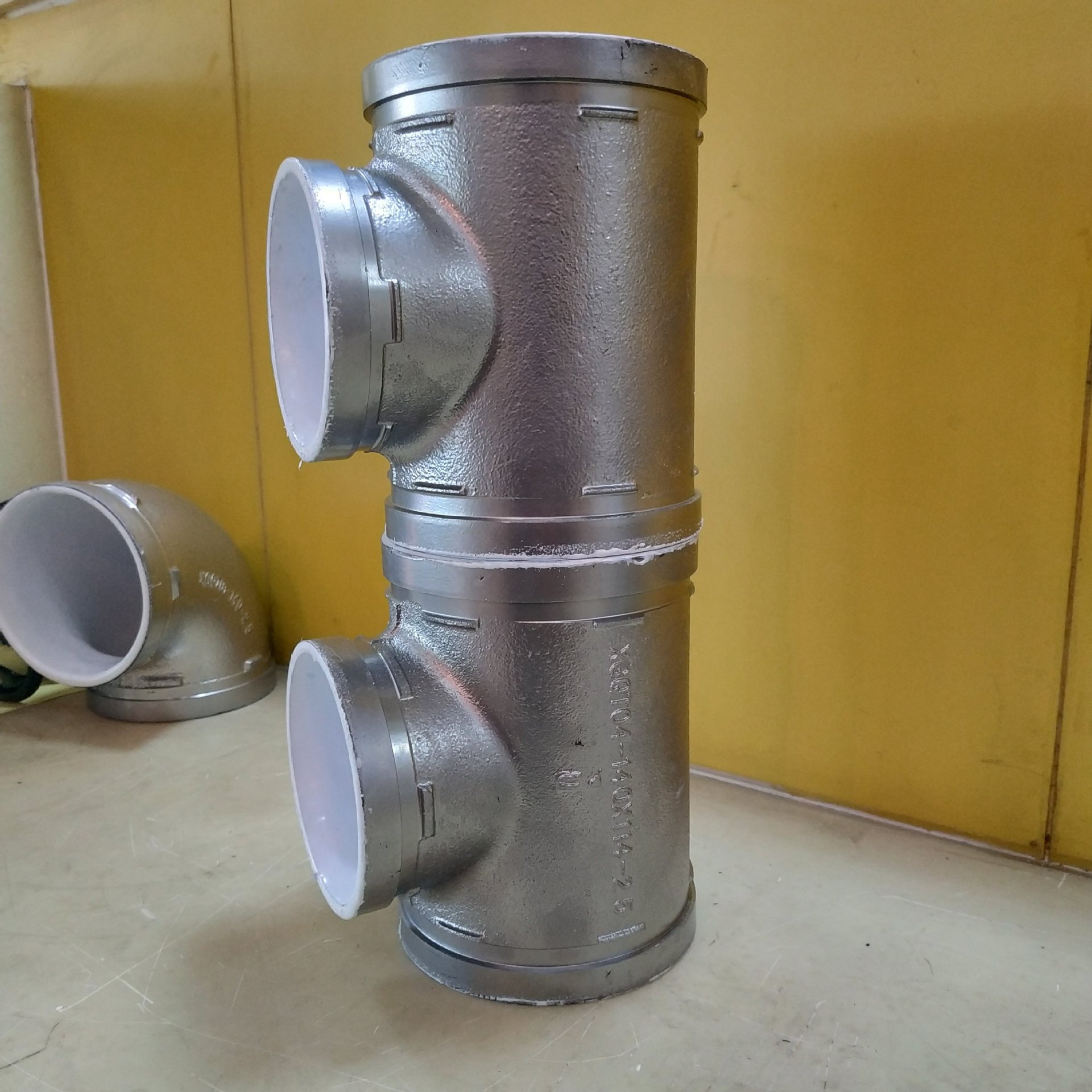 天津铸钢管件 银色内涂塑正三通弯头管件 镀锌钢塑变径沟槽管件