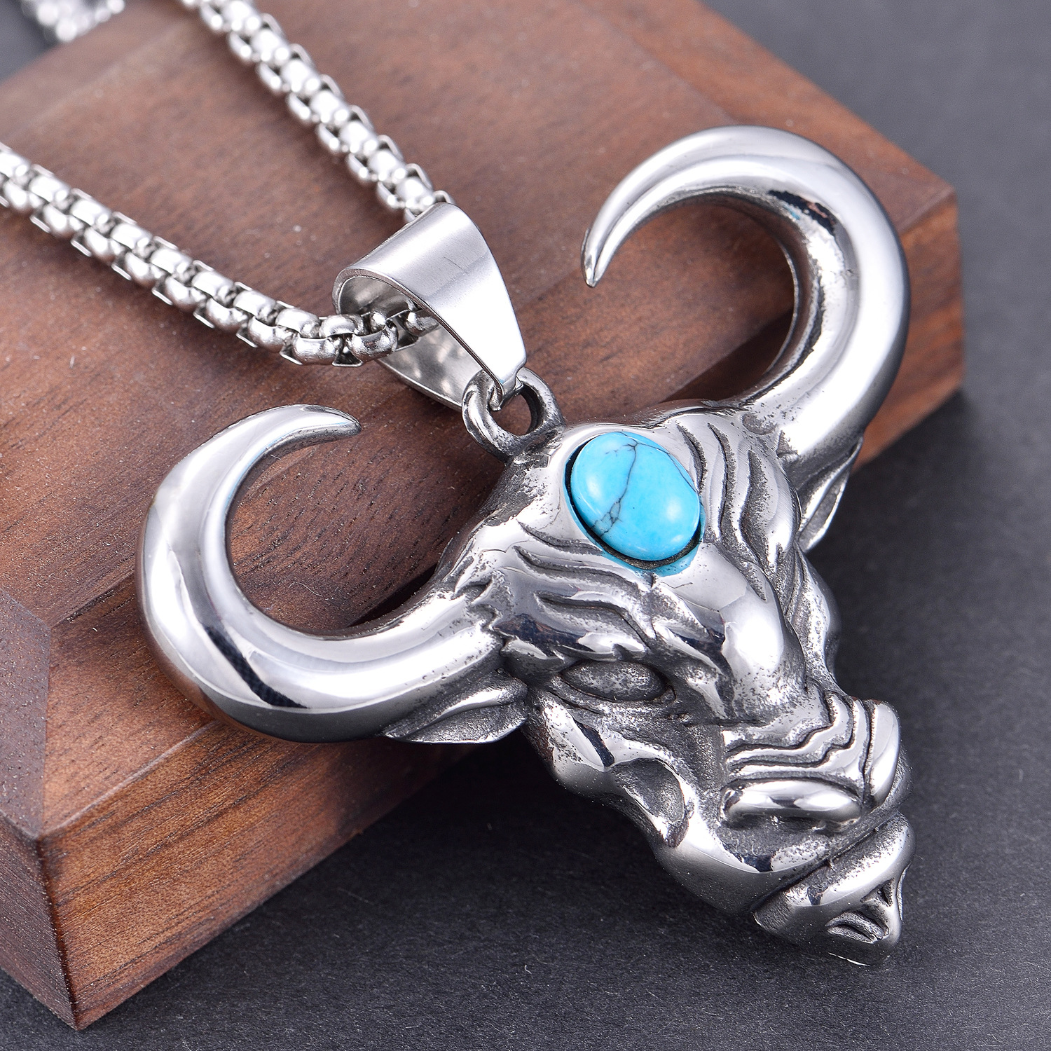 钛钢蓝宝石牛头牛气冲天霸气蓝松石吊坠项链个性潮男时尚朋克