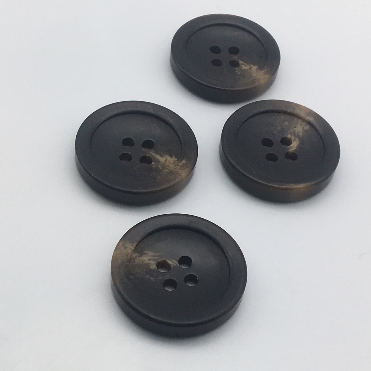 厂家直销花纹仿牛角宽边四孔扣子现货批发棒花咖啡西装大衣纽扣