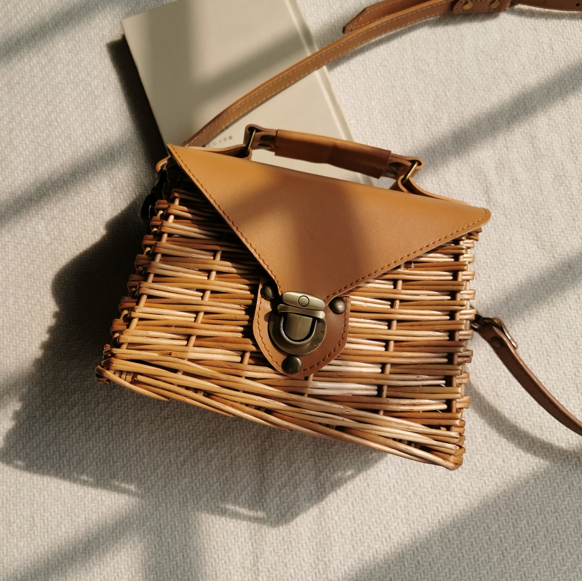 一件代发ins草编包编织儿童手提包藤编迷你小方包女包斜挎包-阿里巴巴