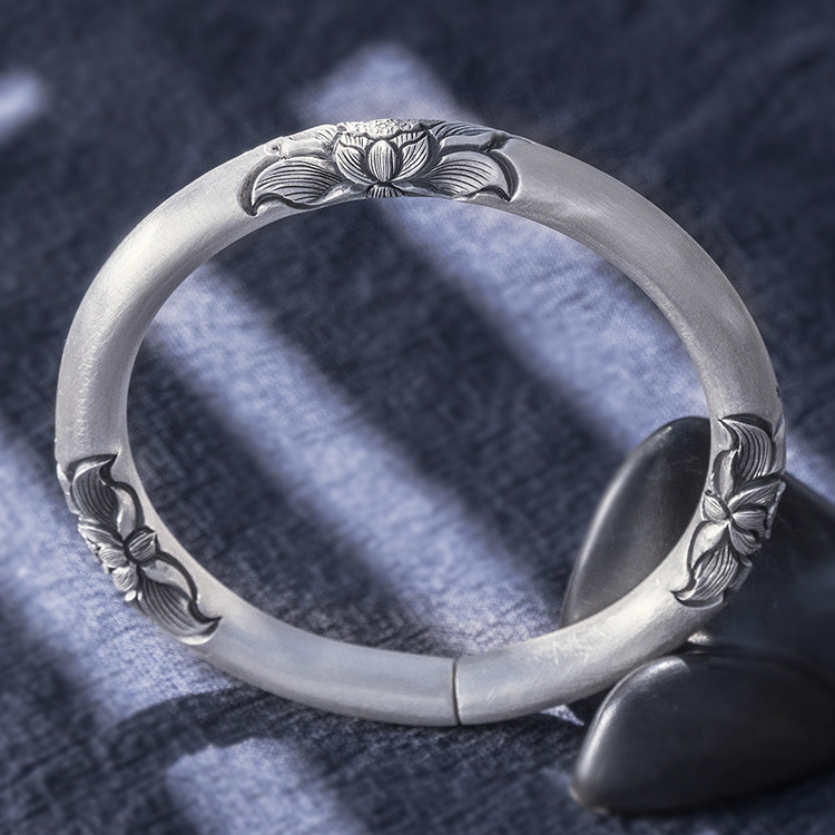足银莲花999足银手镯圆条手工雕荷花闭口女款原创手工一件代发