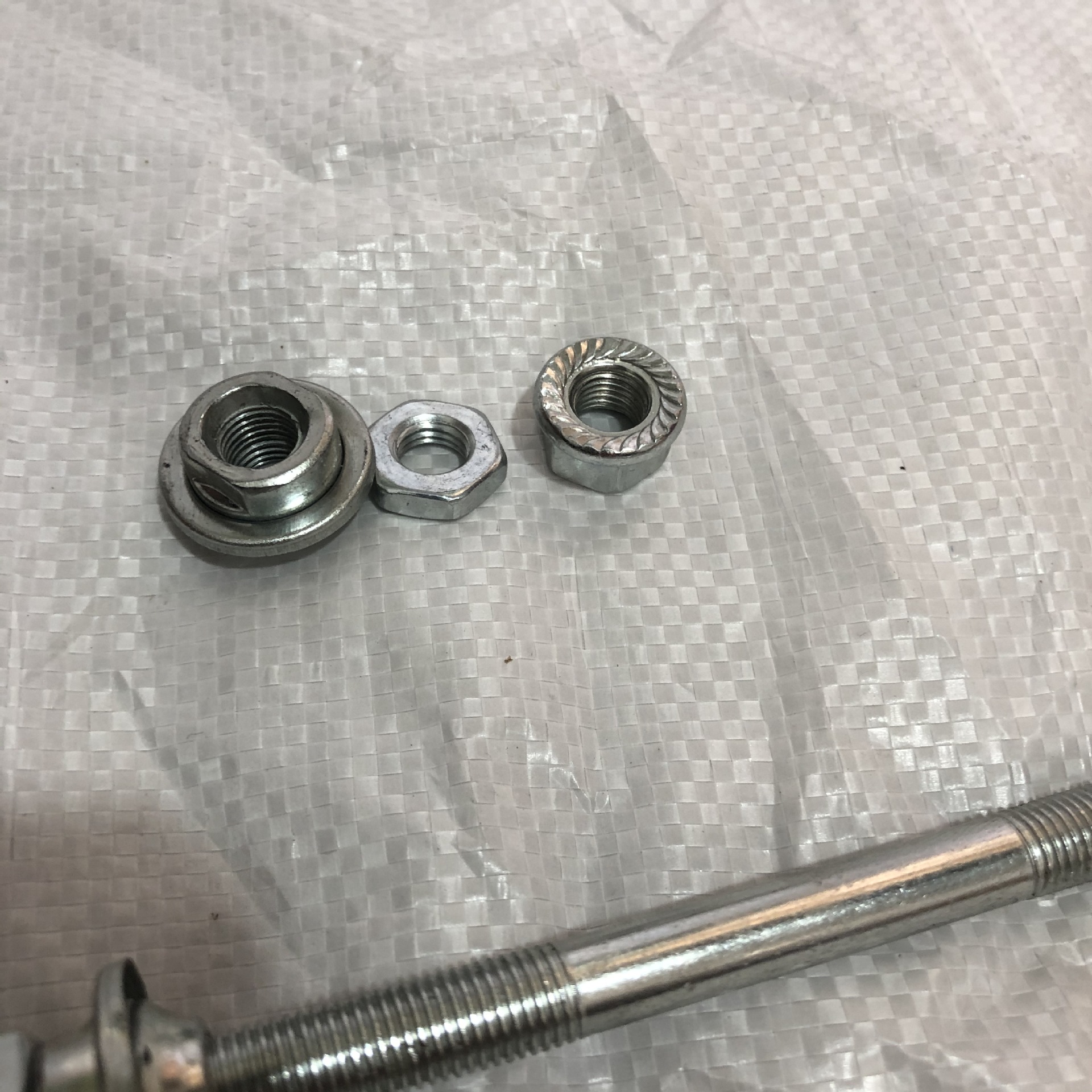 供应批发自行车前轴 自行车大档 带锁母前轴 7.25*13.8规则前轴