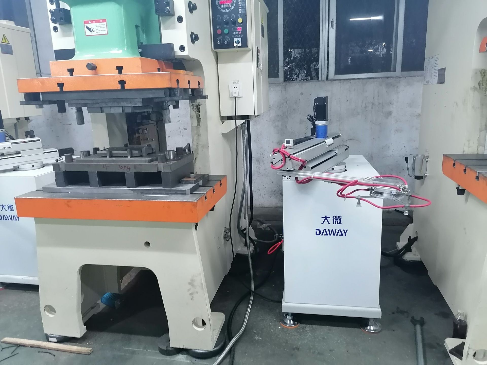 广东大微 五金模具冲压件机械臂 四轴机械手 冲床上下料机械手