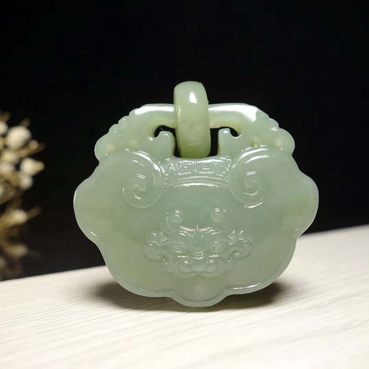 天然a货和田玉玉石兽头玉吊坠 男女款浅青玉平安锁挂件玉锁送证书