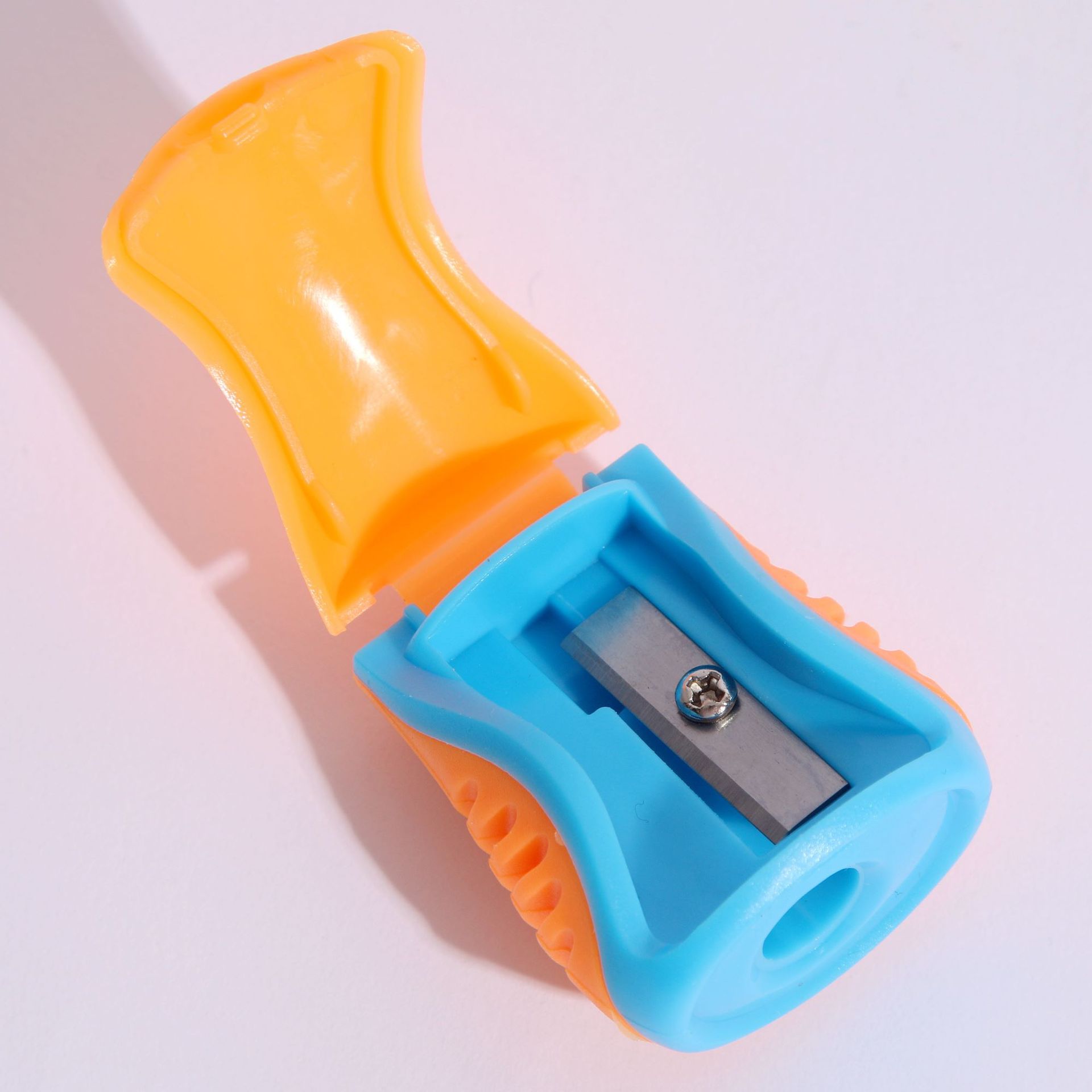 低价批发单孔小汽车儿童小学生削笔器小型手动塑料转笔刀