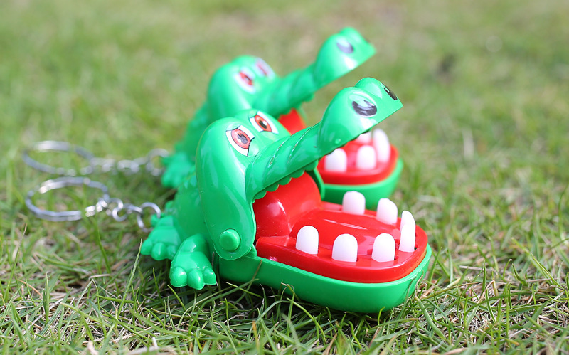 创意玩具儿童咬手指鳄鱼整蛊经典的亲子游戏玩具咬手鳄鱼地摊玩具