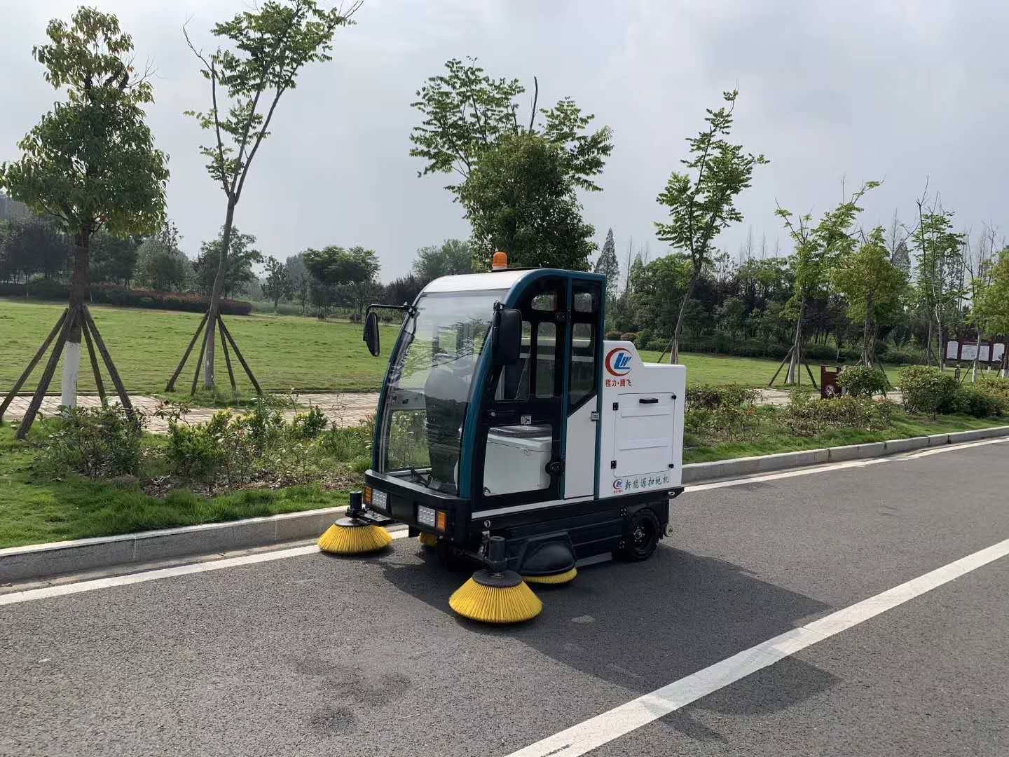 新能源电动三轮驾驶式扫地机 工厂道路车间树叶清扫车 多少钱一台