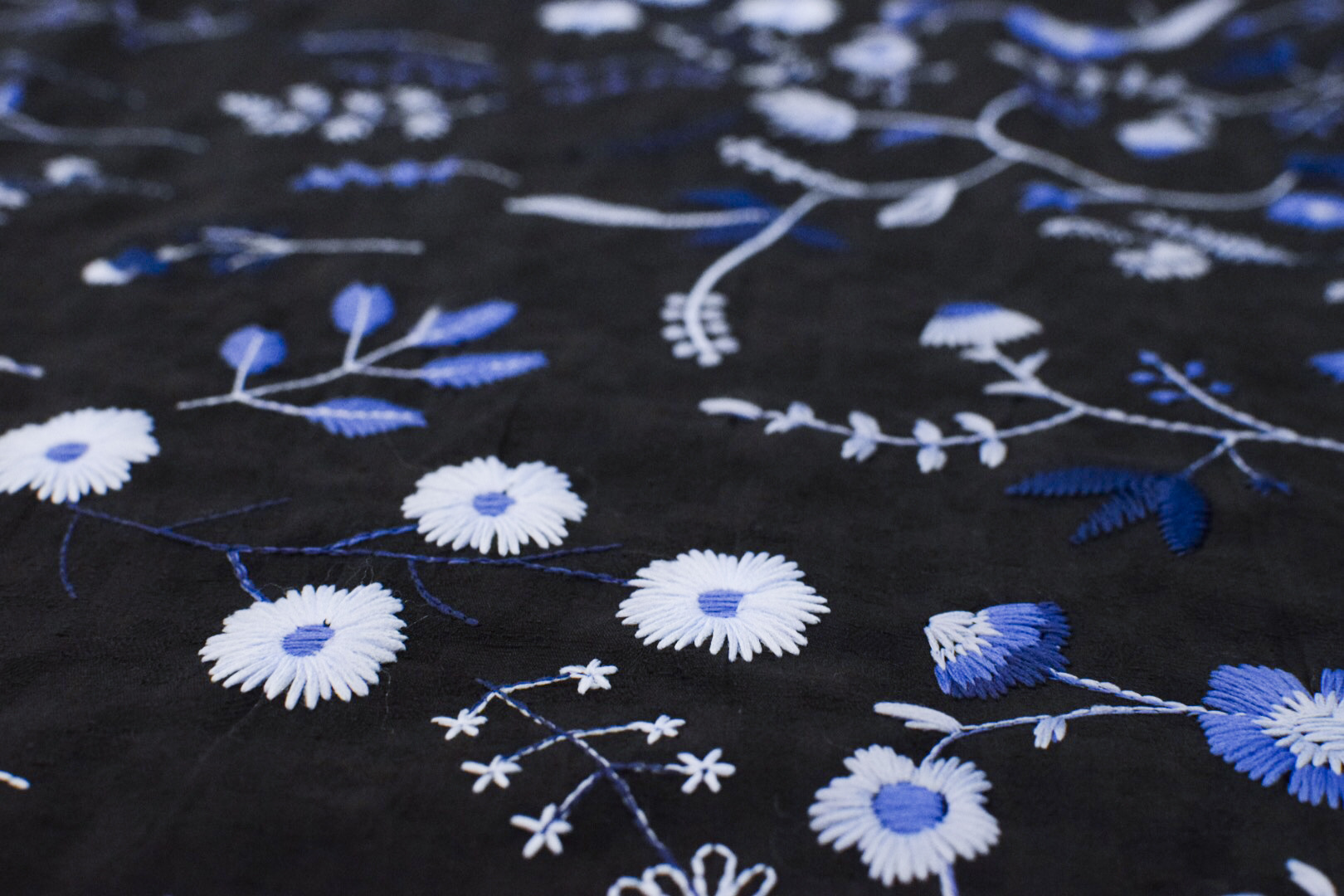 古田2021春夏秋新款棉麻提花胚底棉线绣花面料满幅紫花绣花手感软