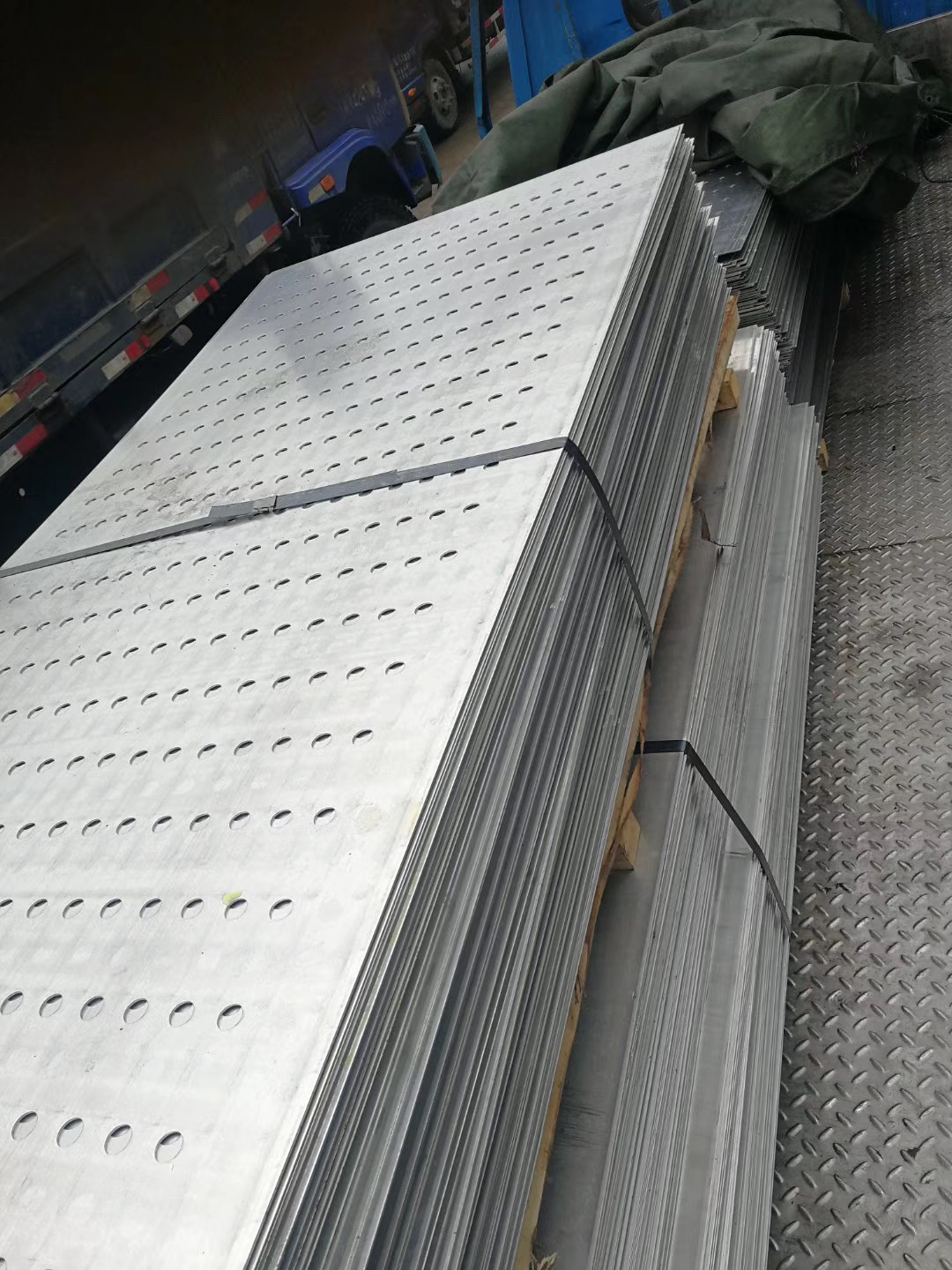 不锈钢防滑板花纹板厂家可订制各种规格不锈钢冲孔板可定制冲孔网