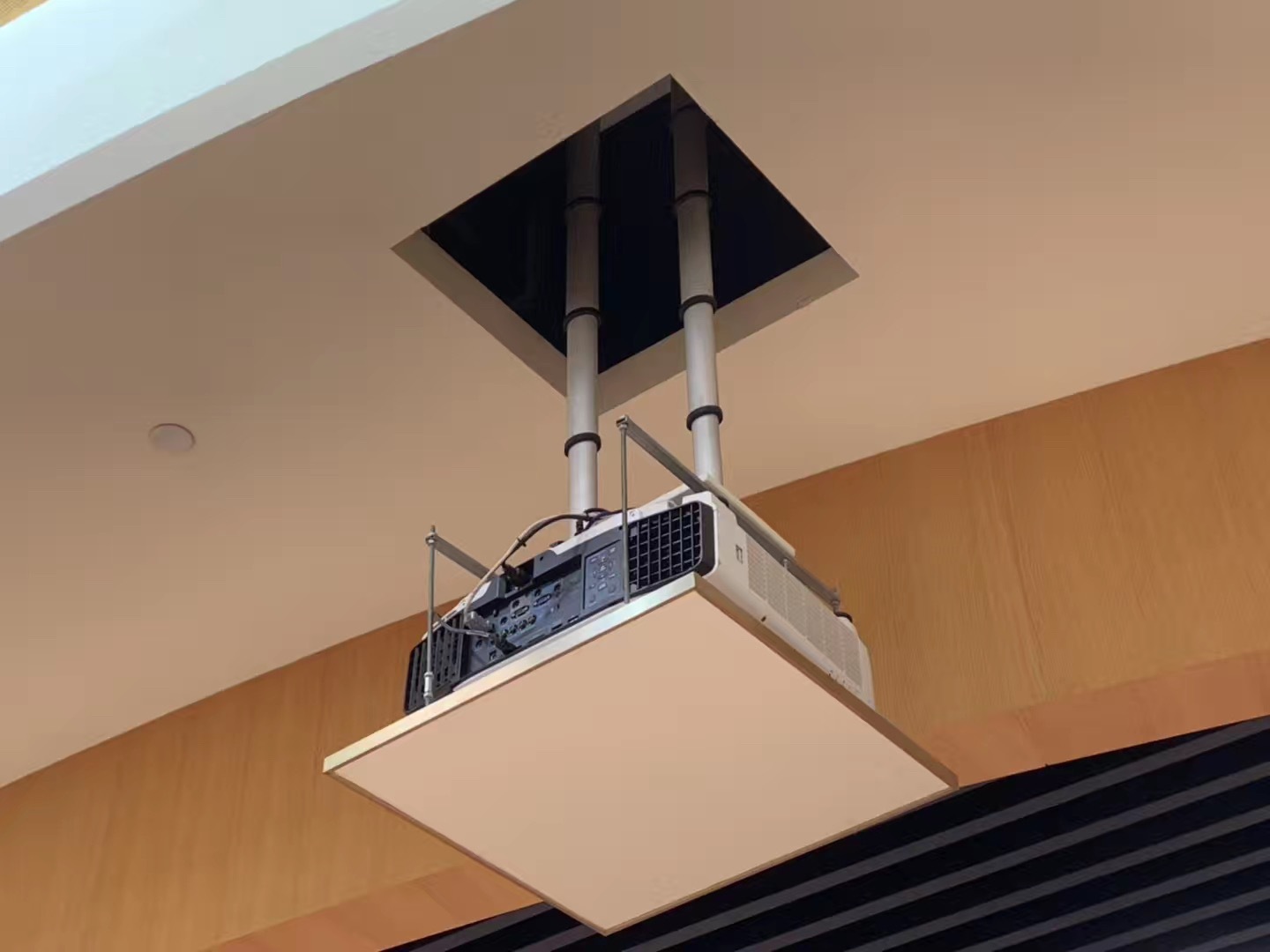 专业供应美刚牌竹节式升降器 电视机电动吊架 竹节式电动升降器