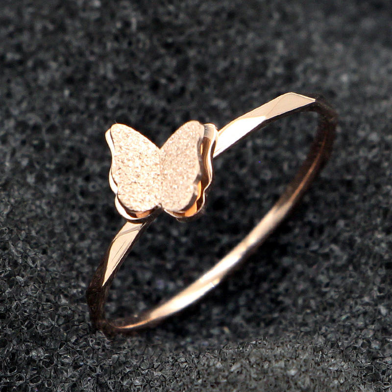 j2-404韩版时尚玫瑰金磨砂蝴蝶批花戒指对戒 钛钢彩金指环尾戒