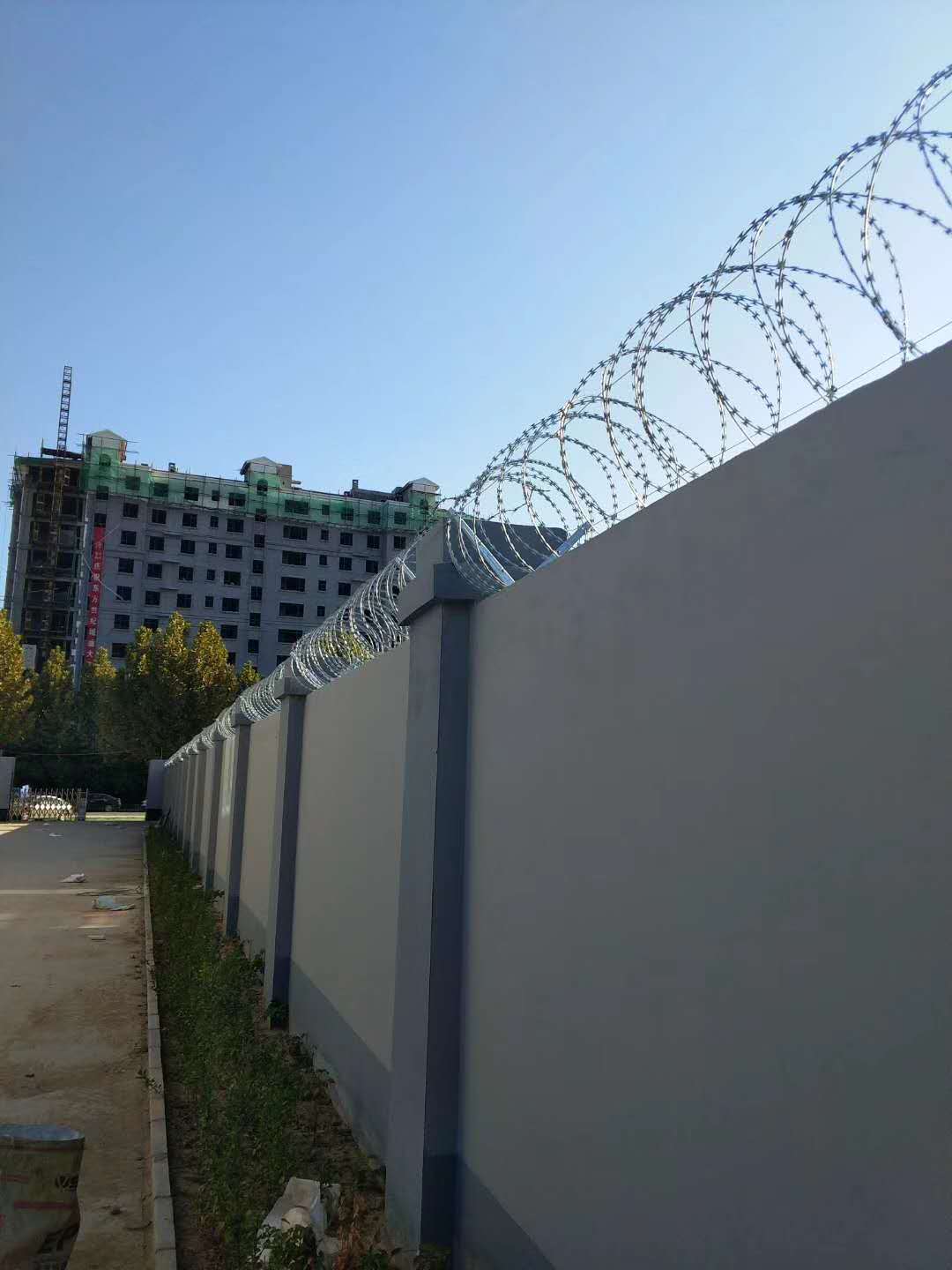 2020防盗较强的热镀锌刀片刺绳 围墙防攀爬刺 螺旋式刺笼铁丝网