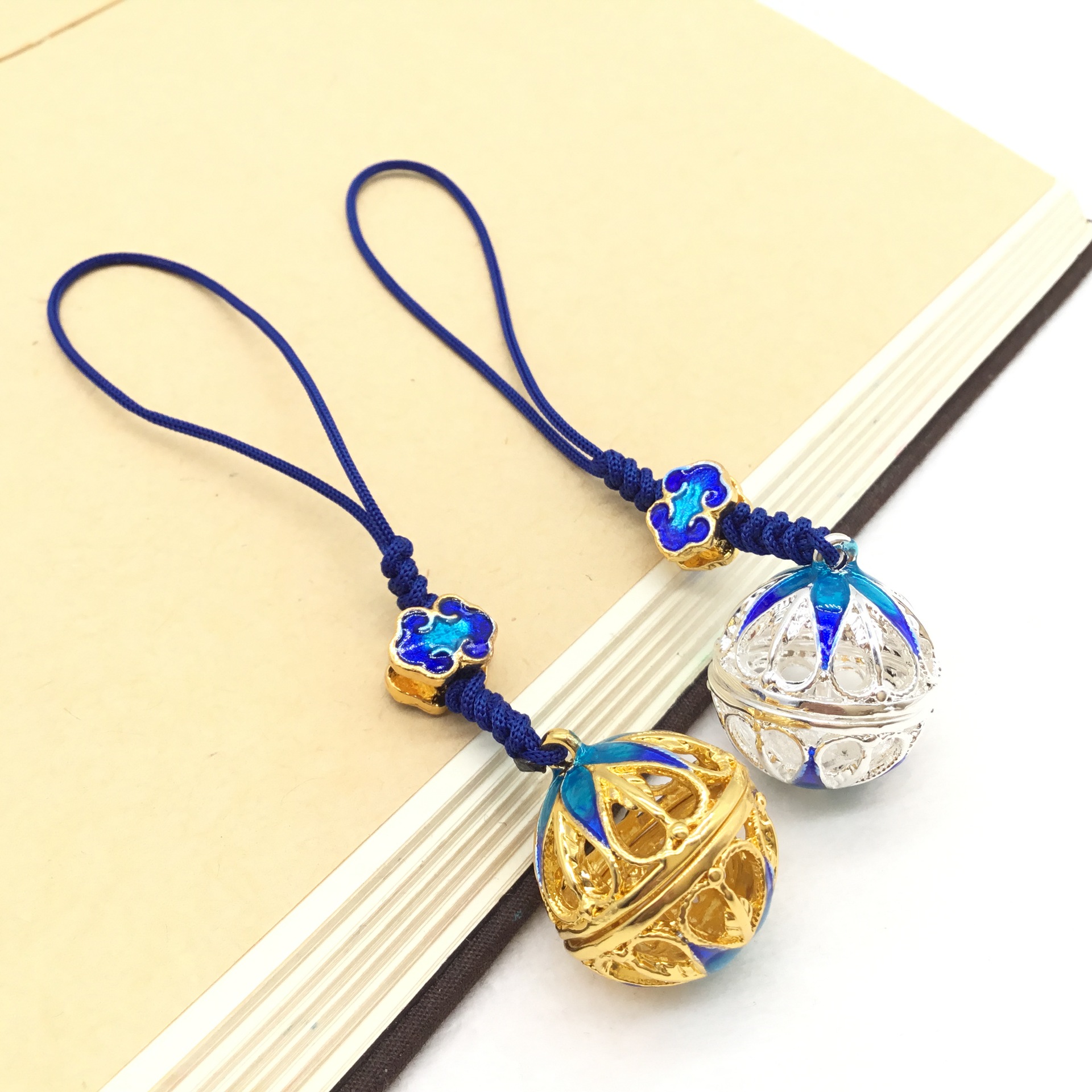精致玲珑景泰蓝祥云香囊球香薰挂件可打开包包手机钥匙挂件七夕