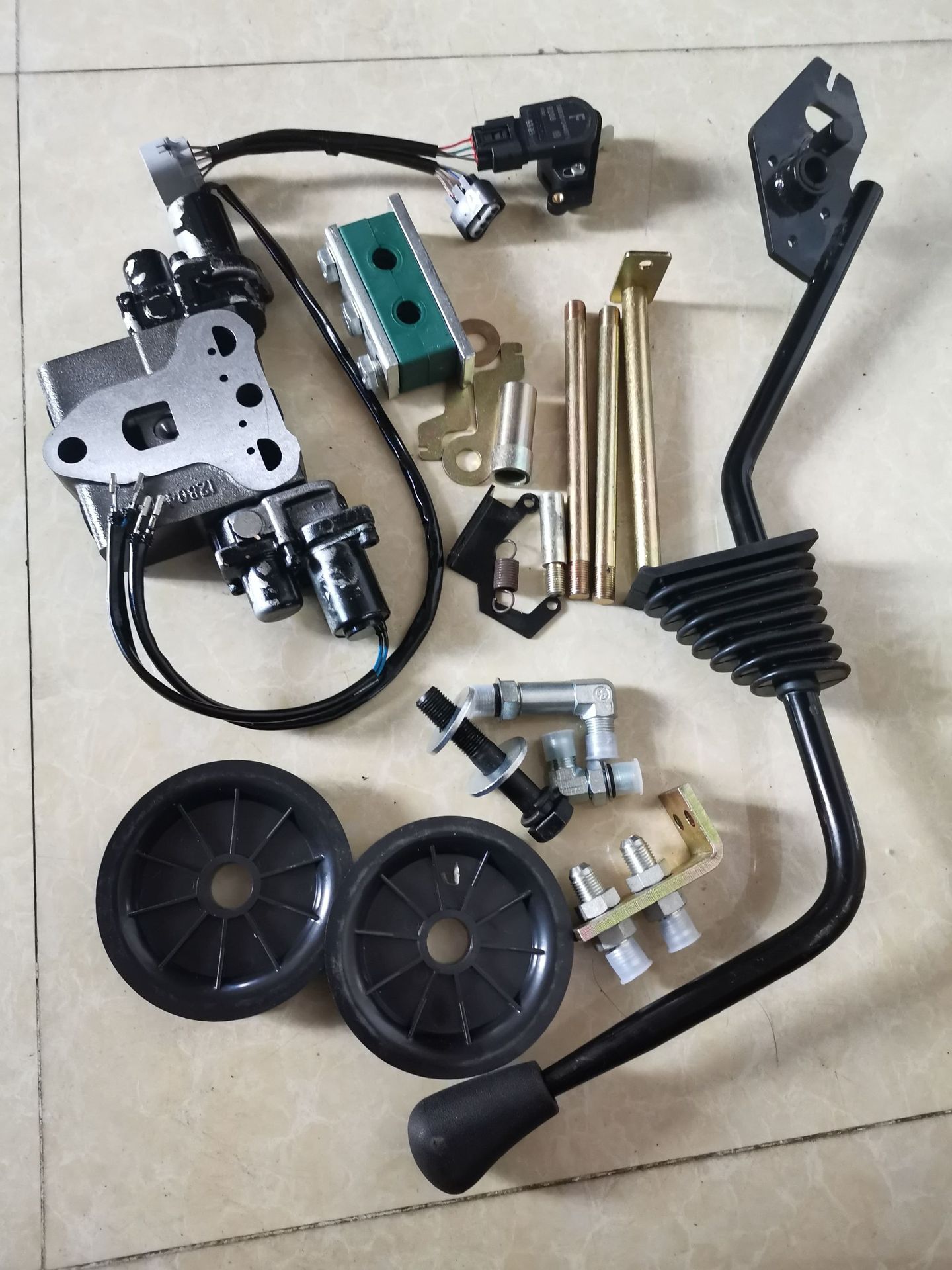 nichiyu 力至优叉车多路阀增加第三第四阀片及操纵杆