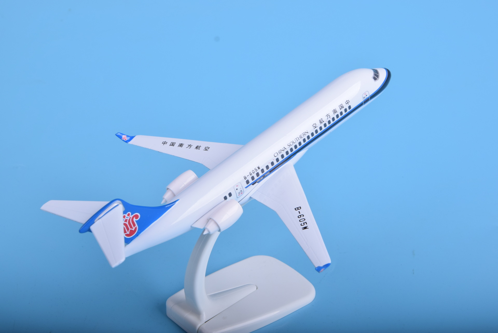 新款热销飞机模型arj-21南航金属打造比例1:160静态客机航模机模