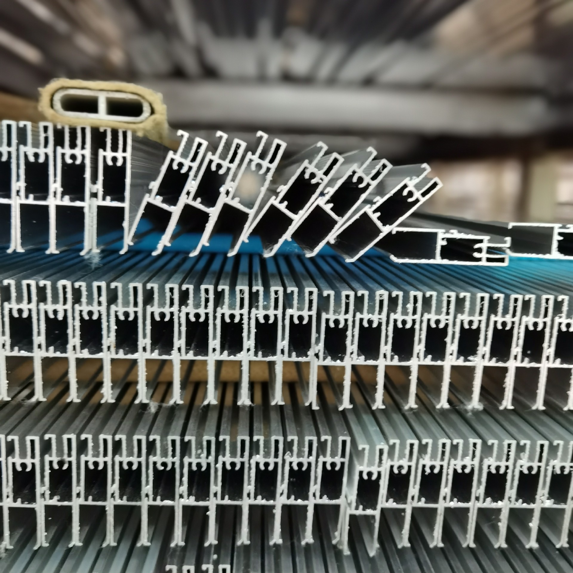 现货批发凤铝铝材耐高温隔热节能断桥90系列平开窗推拉门窗材料