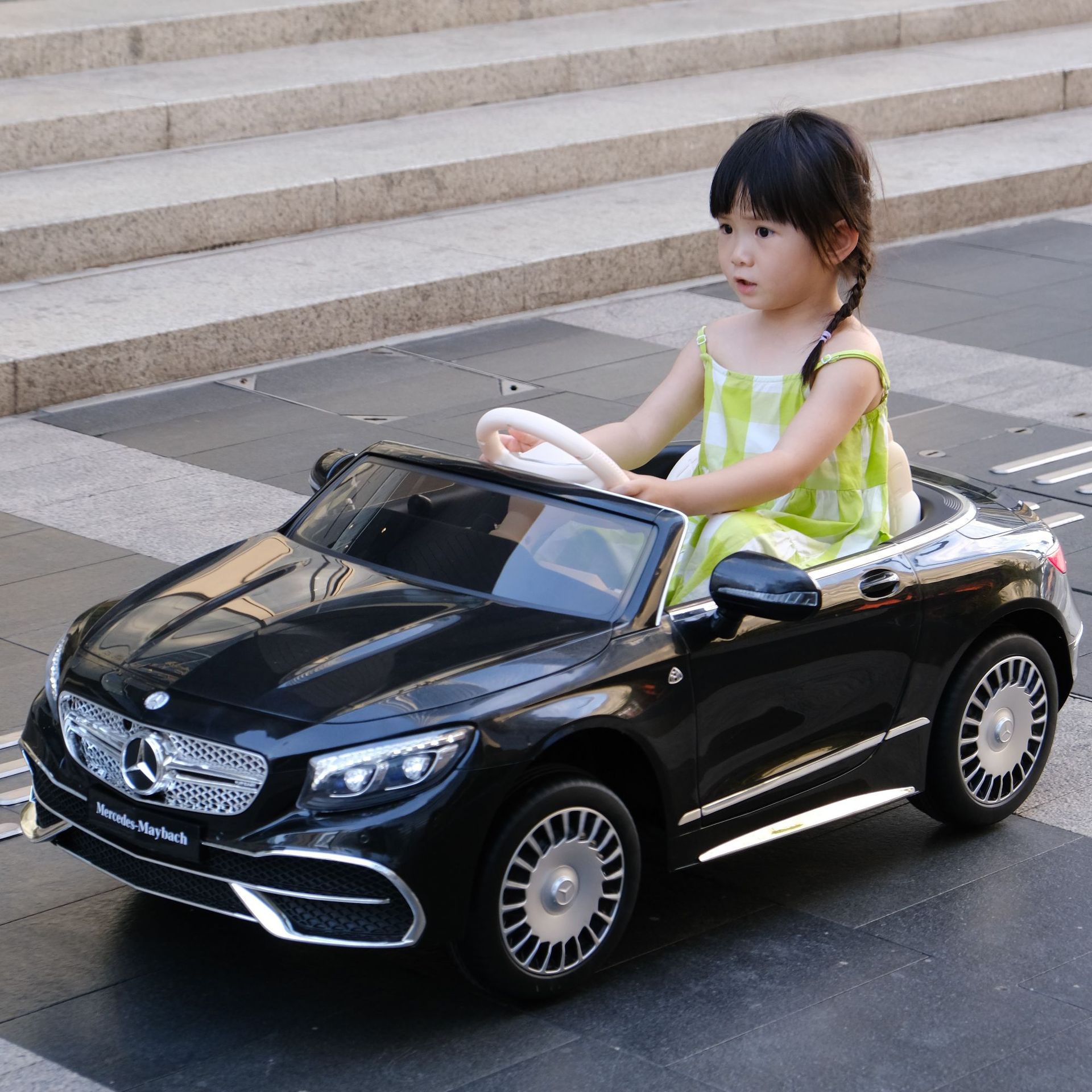 奔驰迈巴赫儿童电动汽车四轮摇摆跑车遥控汽车宝宝小孩玩具可坐人