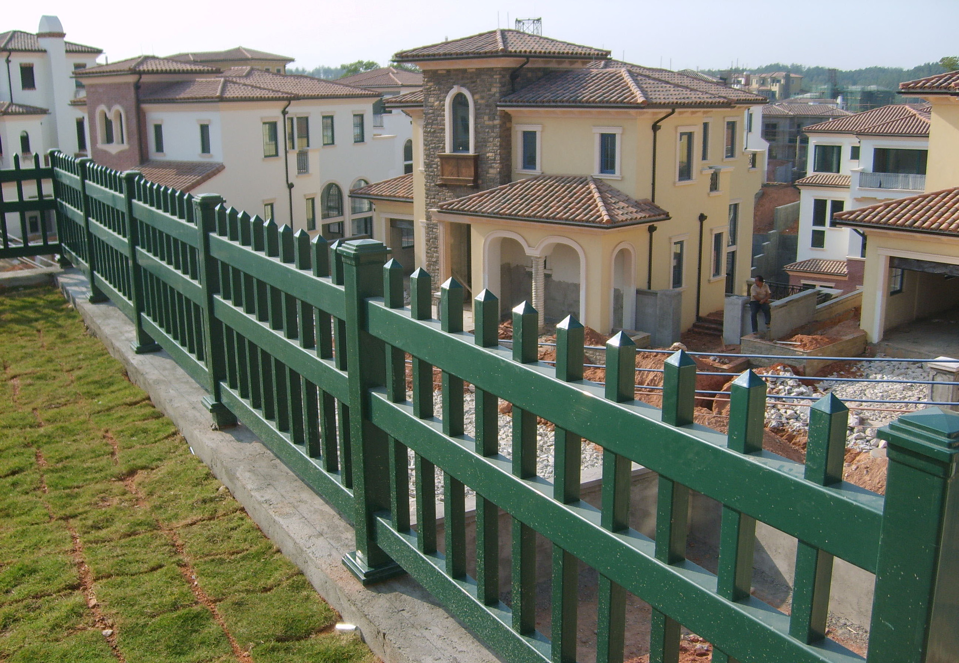 草坪护栏锌钢材质绿化带绿植防护栏防跨越放踩踏厂家直供可定制