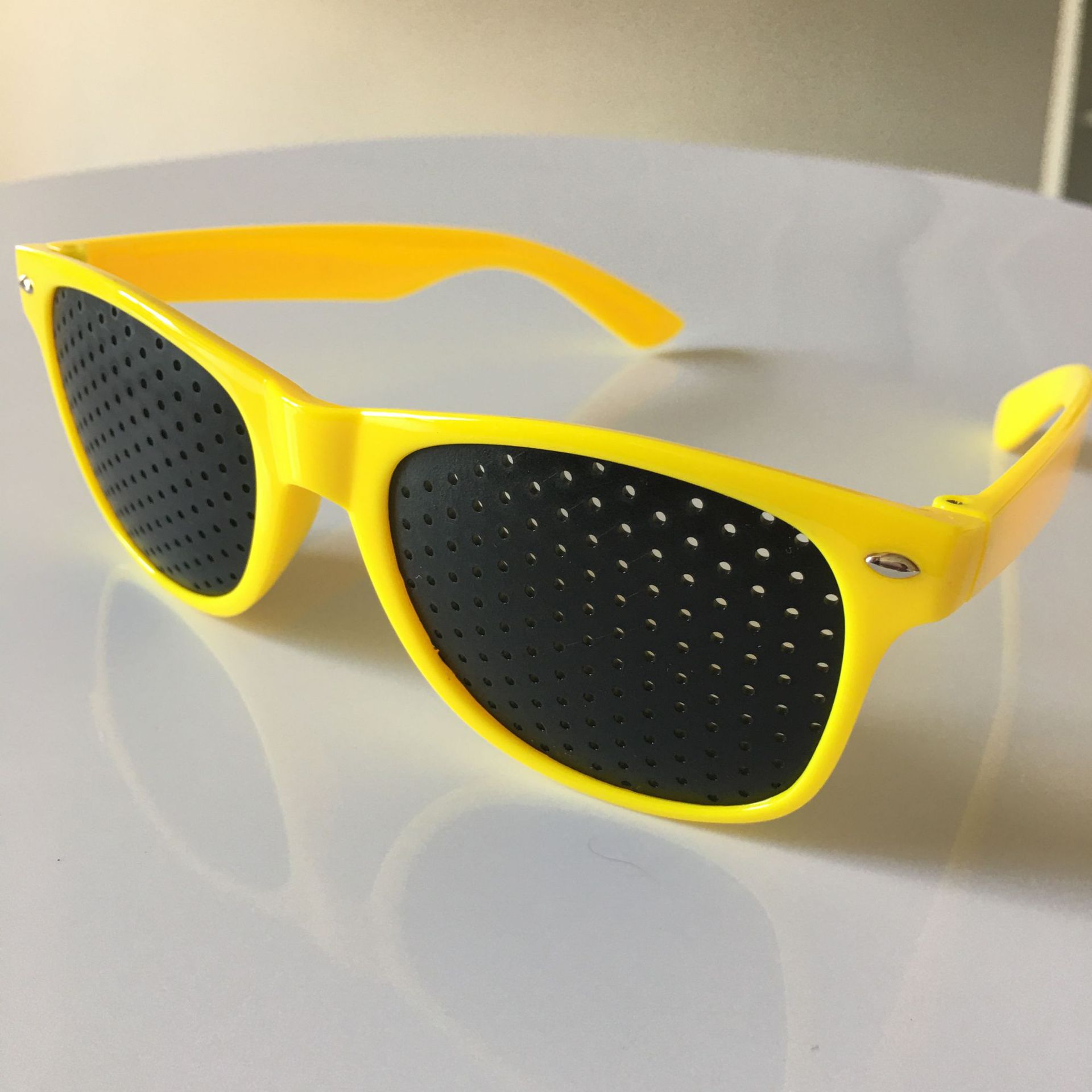 针孔小孔眼镜速卖通热销米钉款塑料太阳镜缓解视力近视眼镜批发