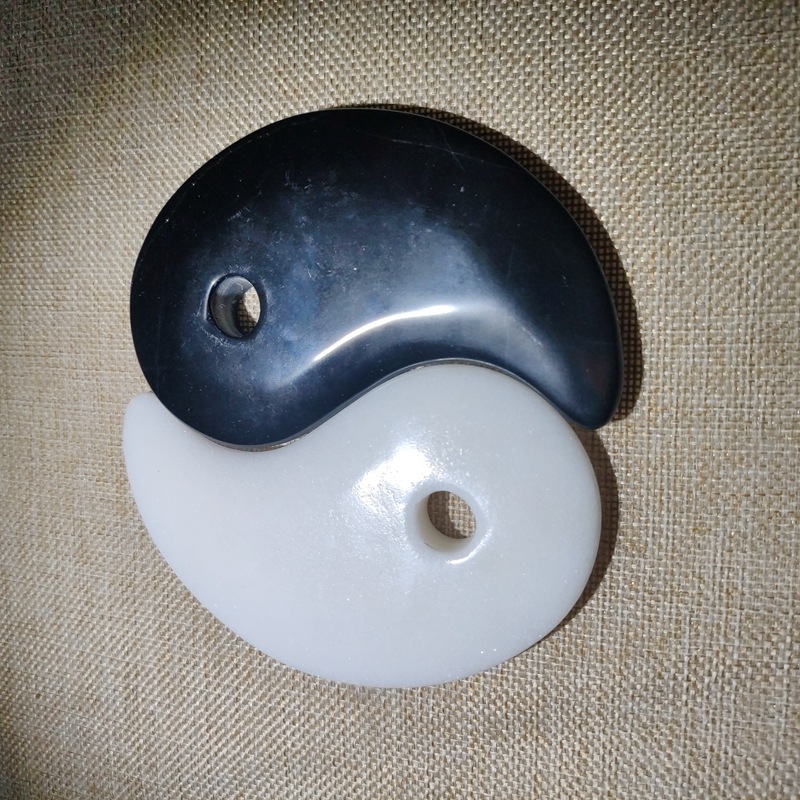 玉石八卦石太极石阴阳板黑白阴阳刮痧板能量石汉白玉按摩刮痧