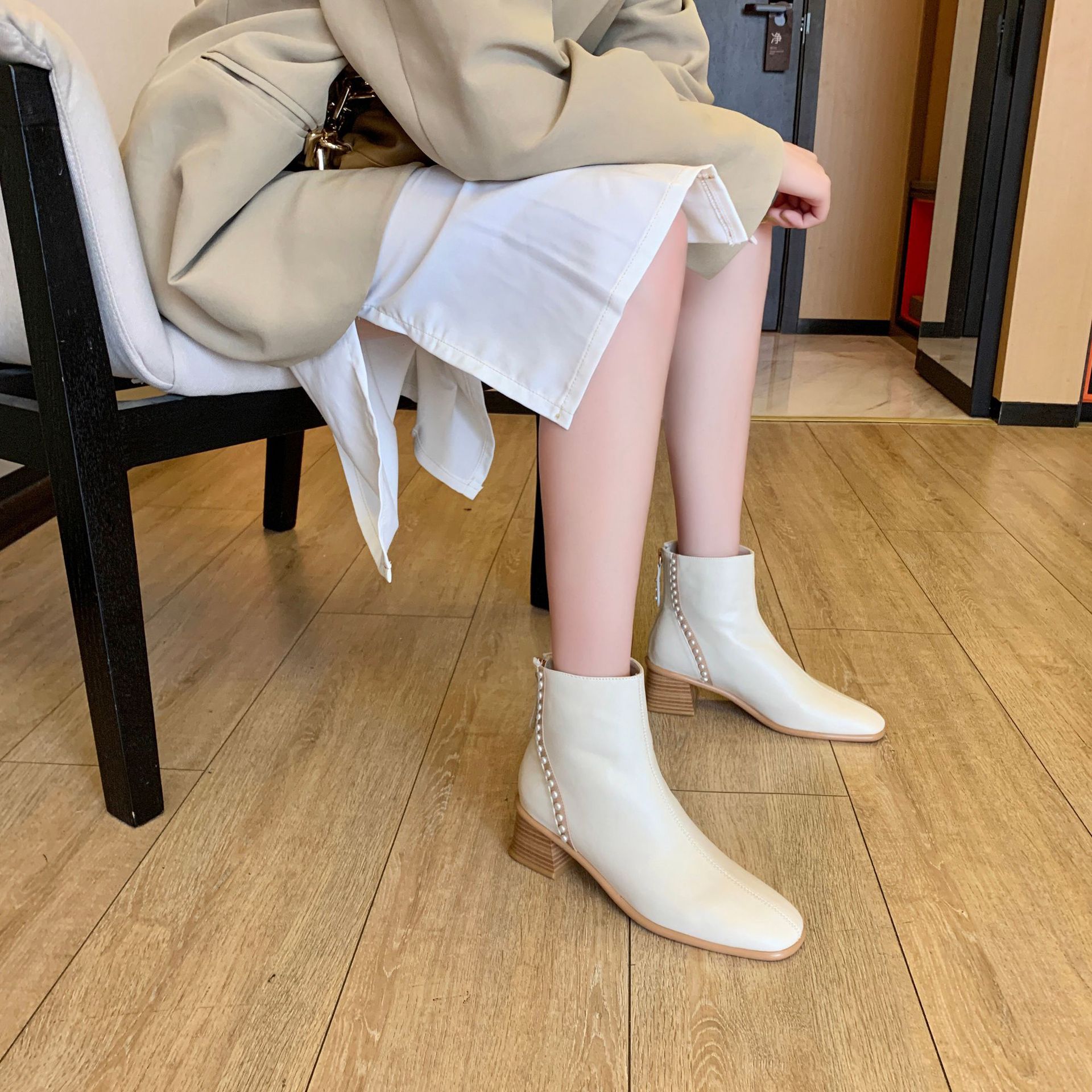 米白色珍珠装饰个性百搭靴子女短靴春秋单靴时尚方头马丁靴女粗跟