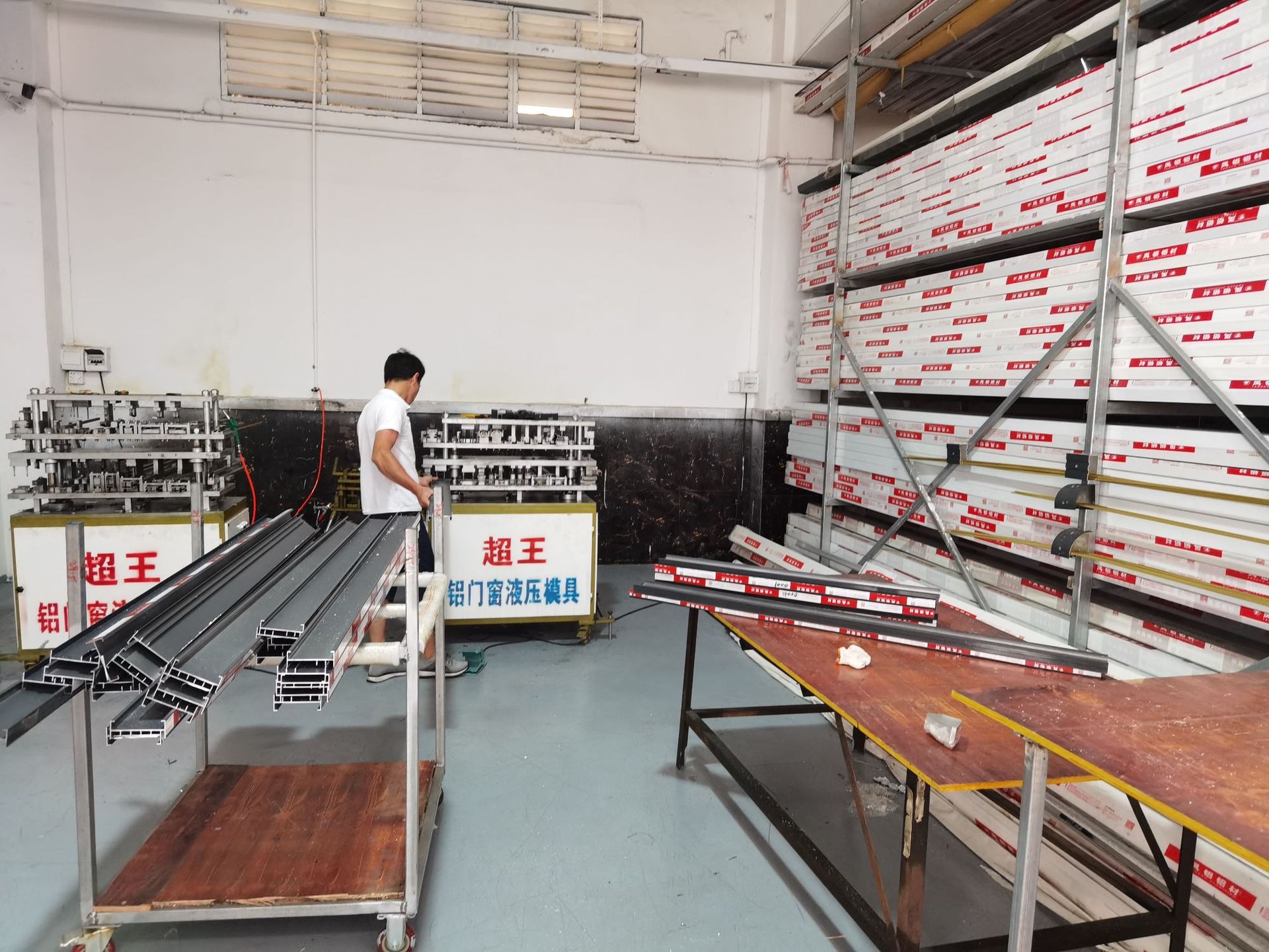 凤铝铝材888窗纱一体防盗门窗铝合金型材现货 佛山厂家铝型材批发