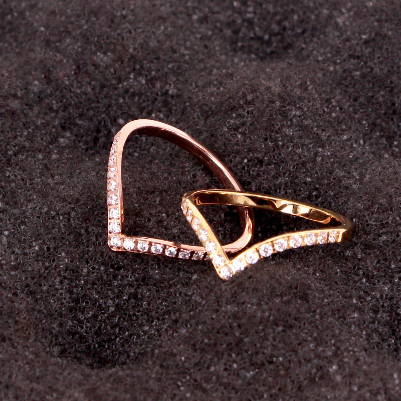 j3-315日韩气质v字cnc微镶钻玫瑰金戒指对戒个性超闪锆石钛钢指环