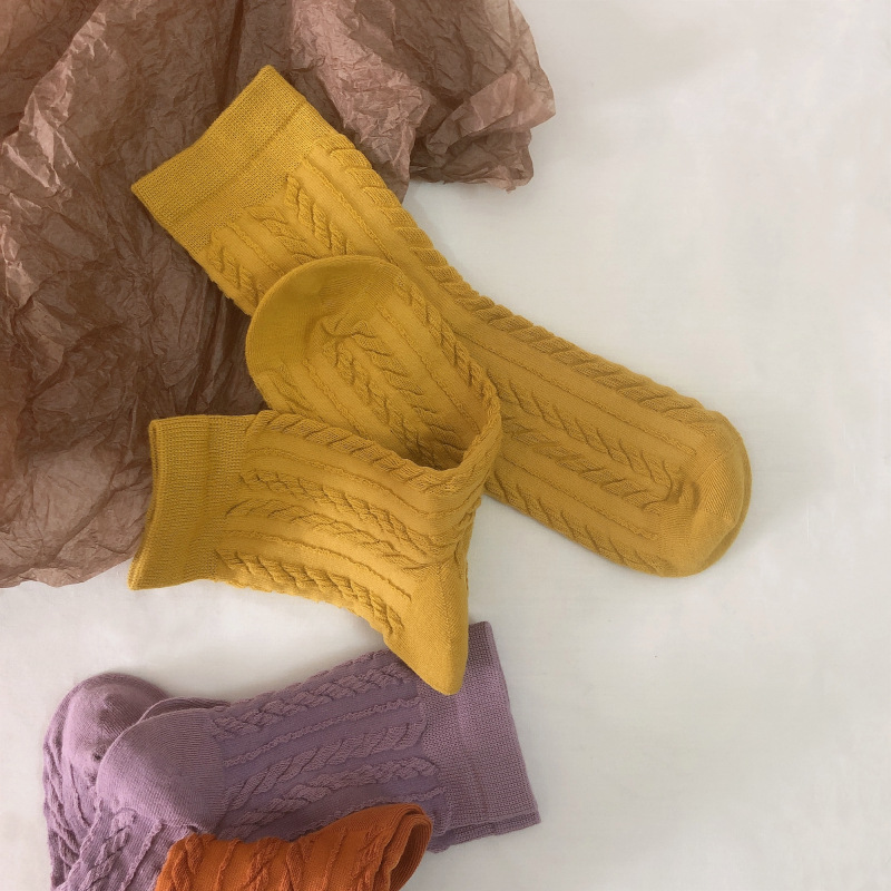 富有浪漫小情怀简单纯色系,在花纹上构思麻花纹,樱草色,很多青春元素