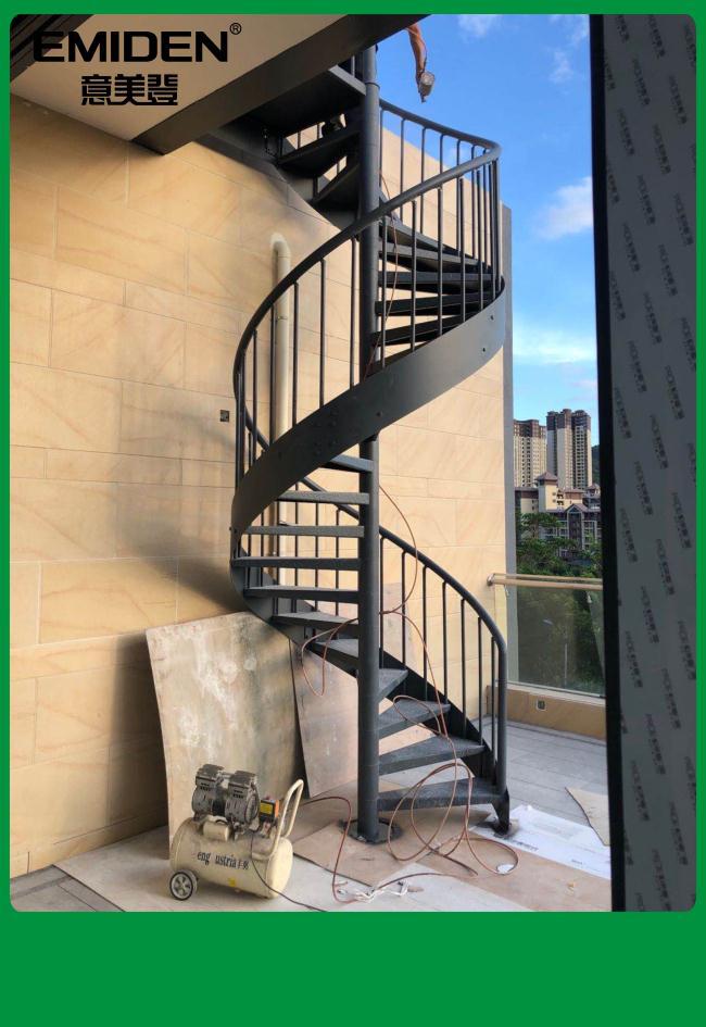 深圳厂家定制户外碳钢旋转楼梯 现场安装图