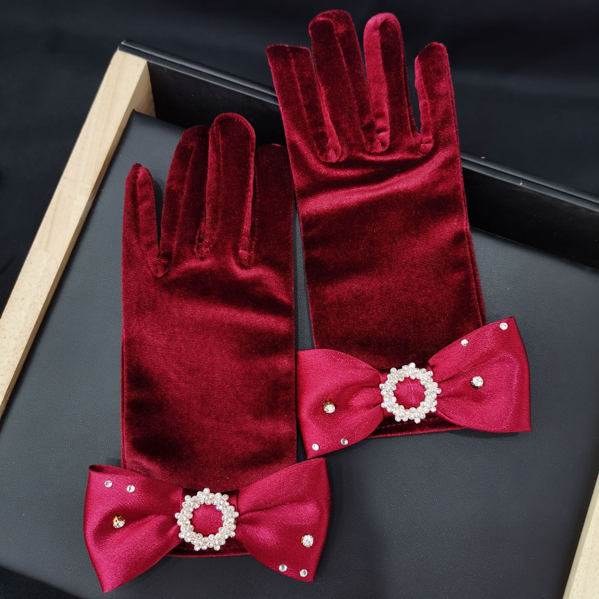 新娘酒红丝绒短款复古婚纱礼服手套旅牌防晒结婚礼服手套批发