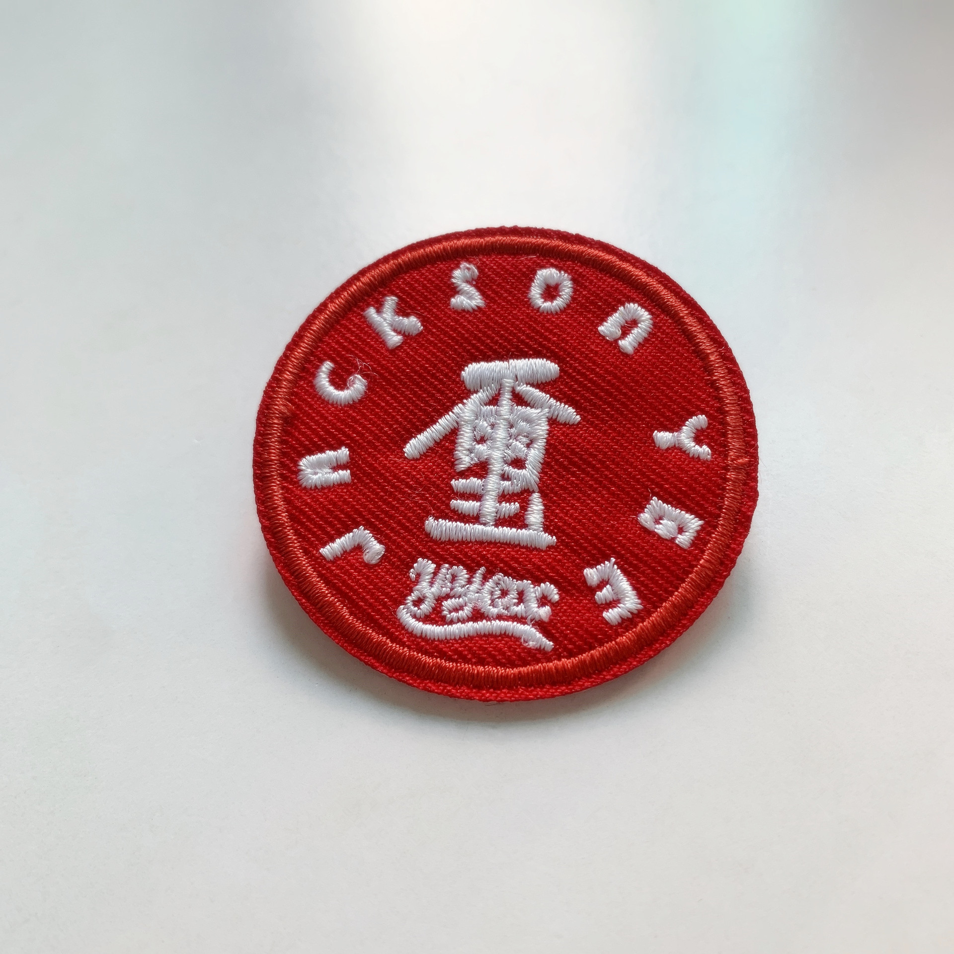 卡通q版千玺送你一朵小红花刺绣徽章胸针肥鹤玺字布贴12.31应援物