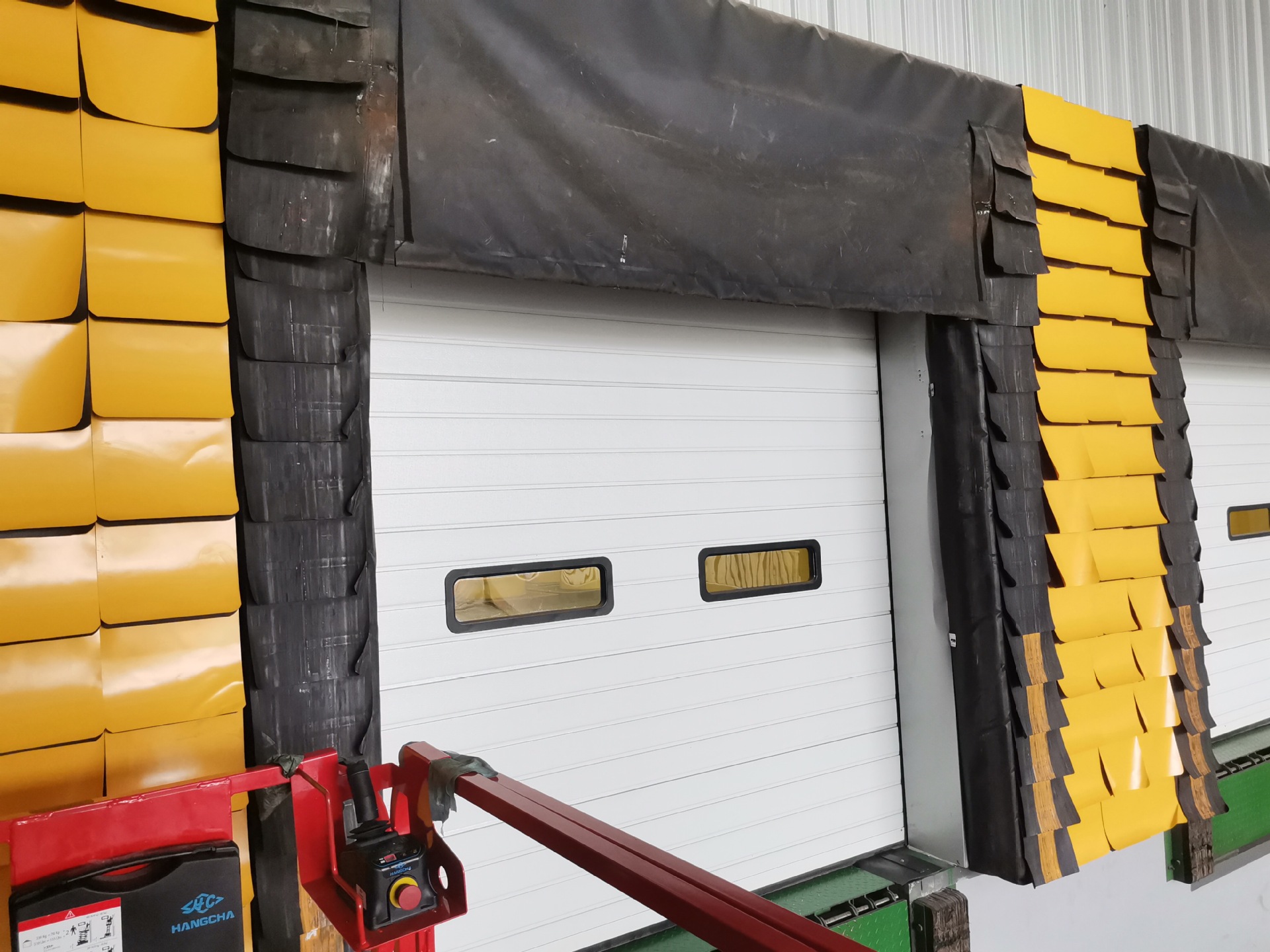 海绵门封厂家批发,挤压式紧密接触海绵式门封-阿里巴巴