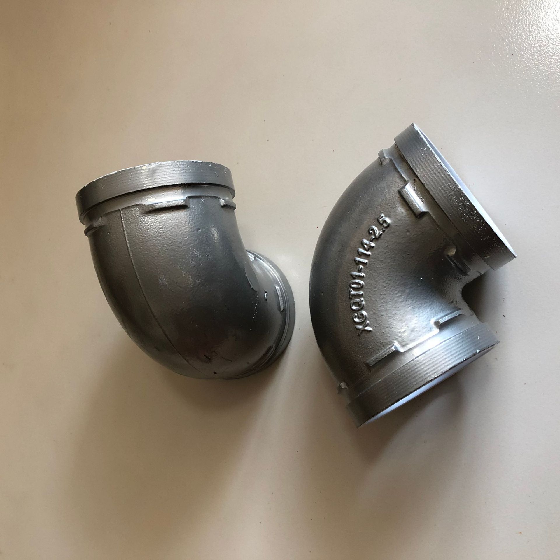 给水沟槽90度弯头 厂家直销现货批发 球墨铸铁银色衬塑90度弯头