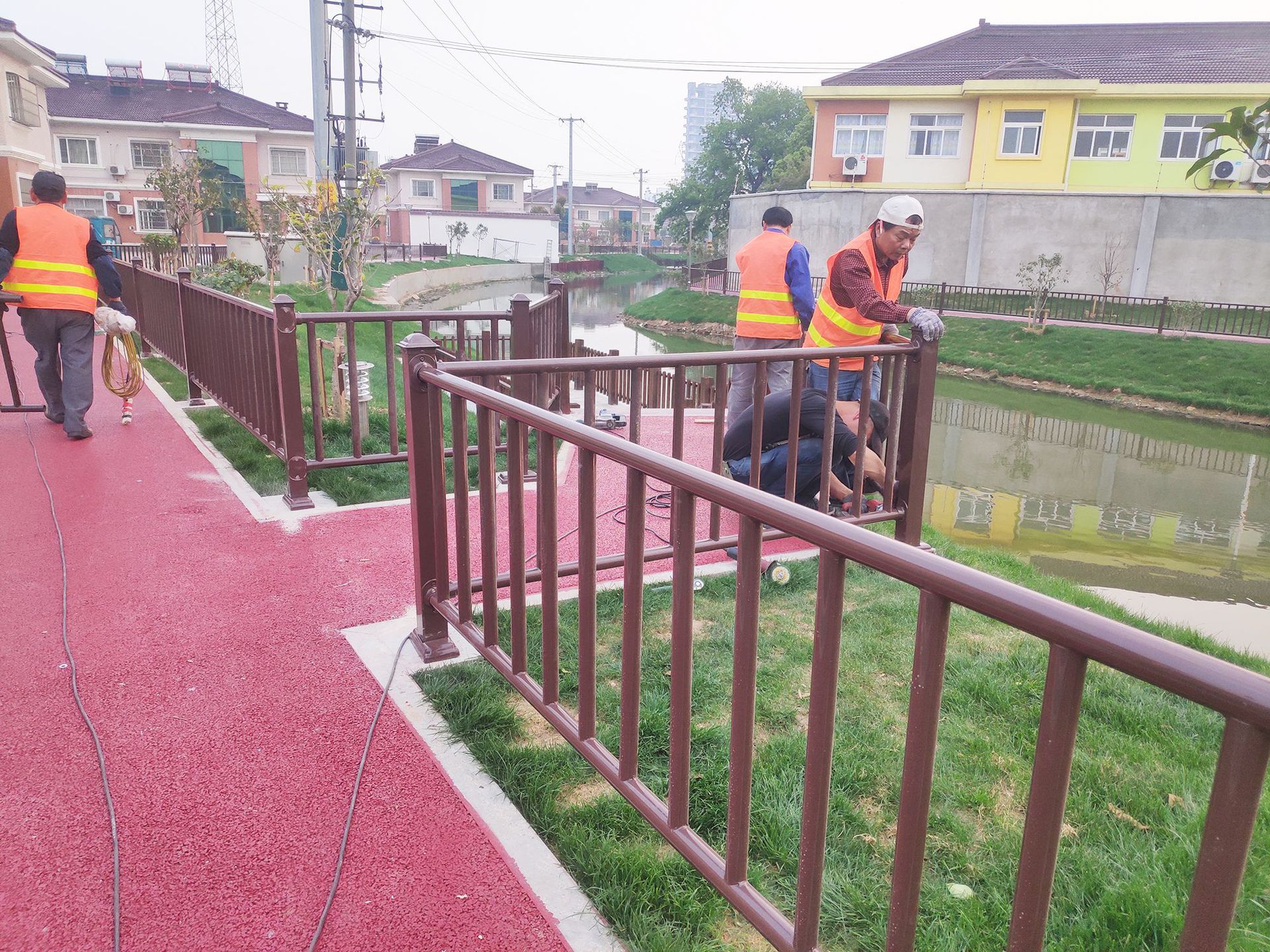 河道栏杆桥梁护栏景观隔离围栏市政道路锌钢防护栏咖啡色圆管栅栏