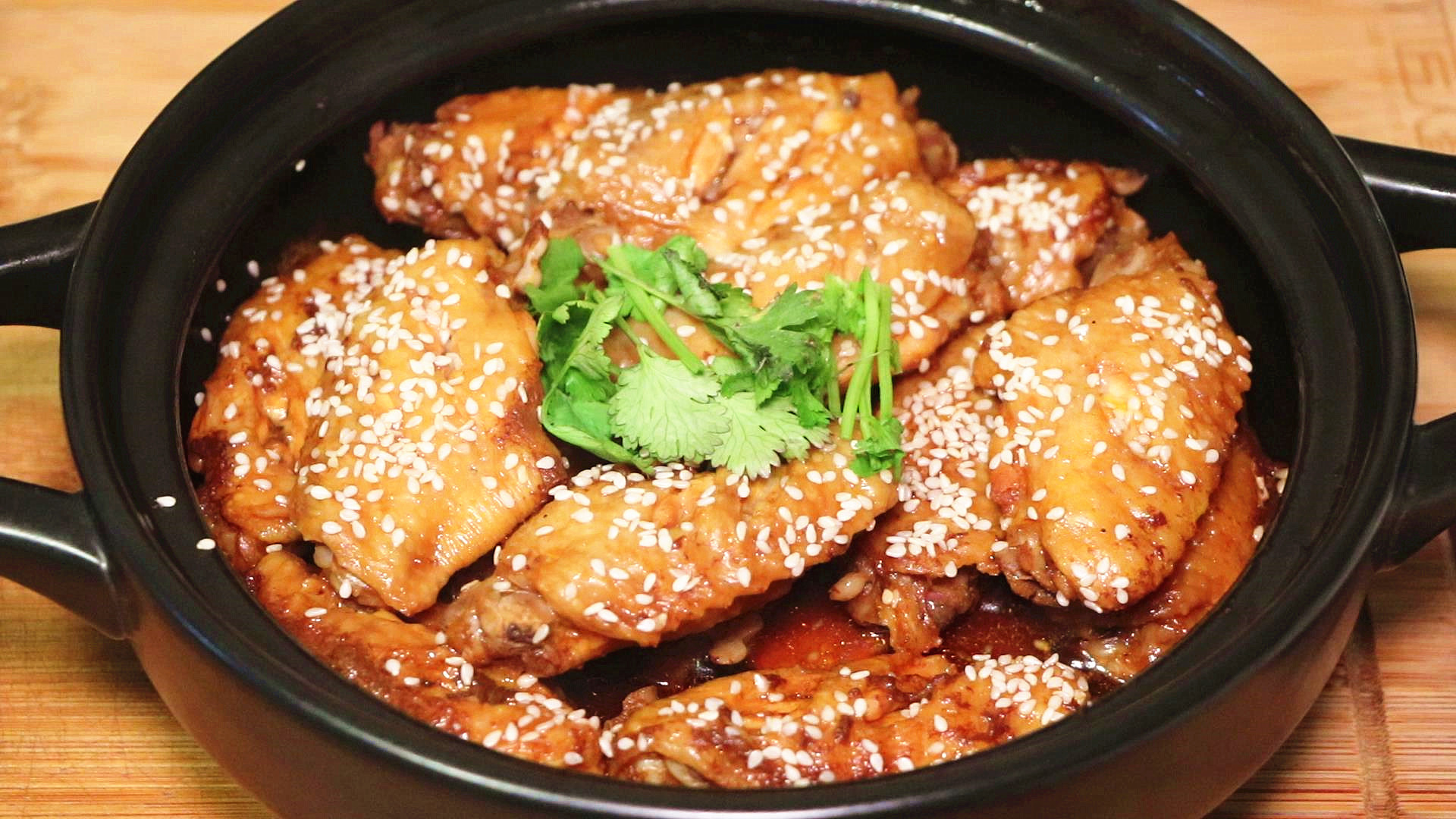 别只会做可乐鸡翅了,教你特色做法,鲜嫩入味,咬一口就能脱骨