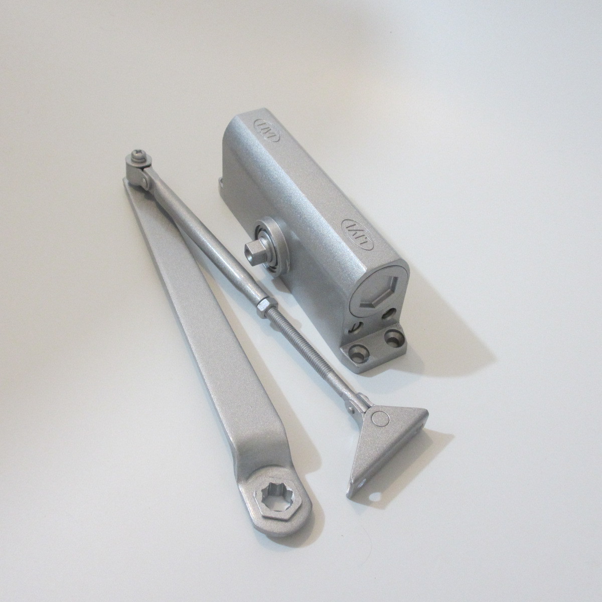 适应门重量:80-105公斤 适应门宽度:800-1100         闭门器