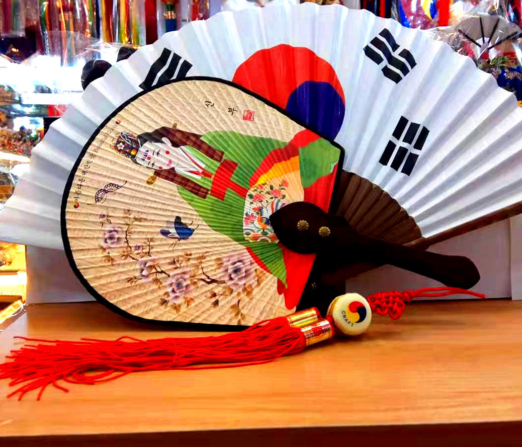 韩国太极工艺扇子朝鲜族特色手工艺韩服人偶卡通娃娃旅游纪念品