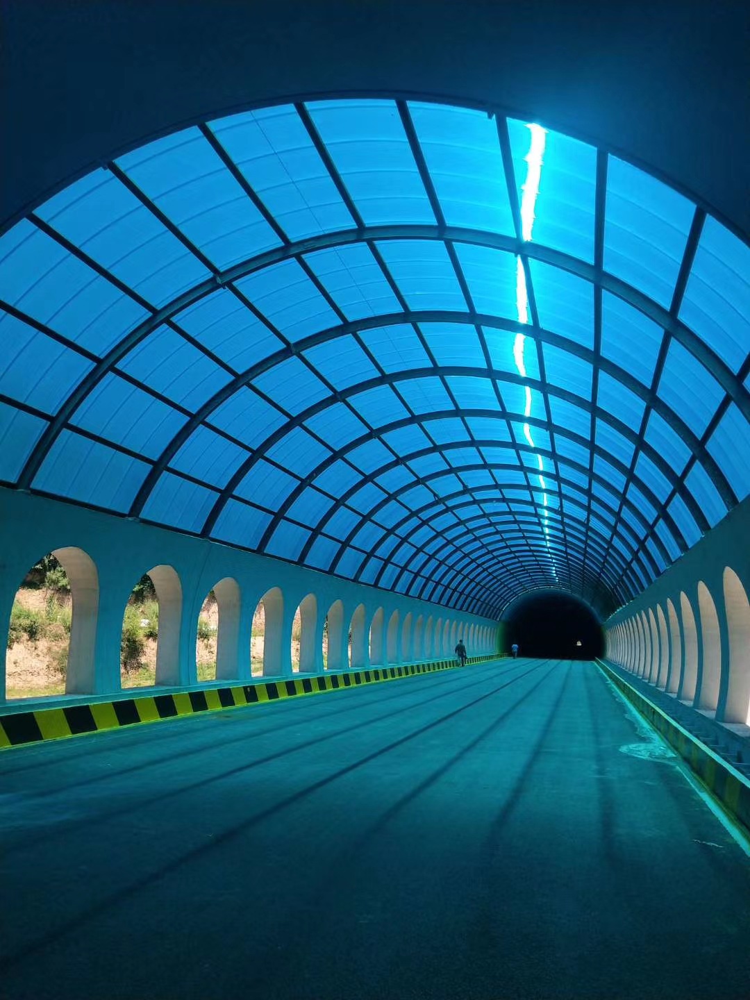 榆林pc聚碳酸酯板城市隧道高速公路隧道洞口减光棚耐力板通道顶棚