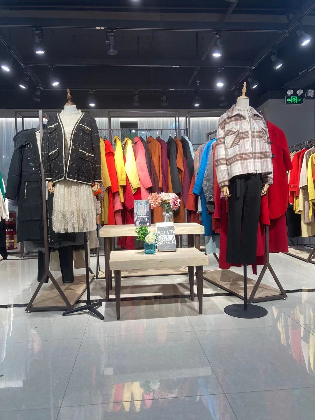 实拍杭州四季青品牌折扣女装韩版雅莹专柜尾货实体店直播货源代发