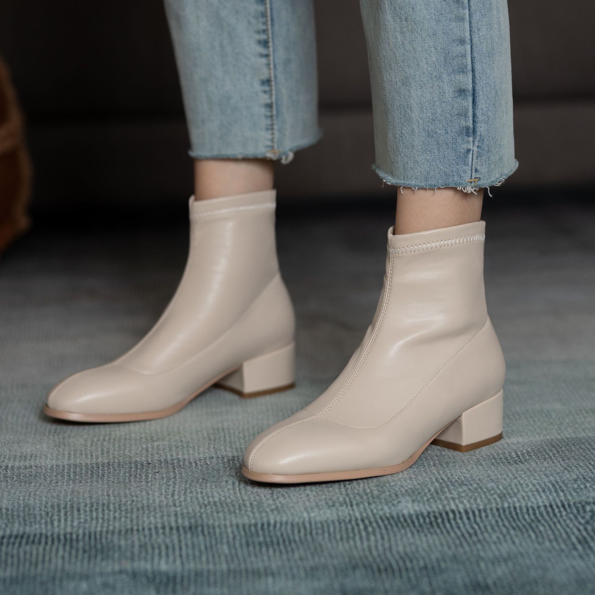 靴子女2020新款女鞋大码女靴方头米色瘦瘦鞋中跟网红粗跟短靴秋冬