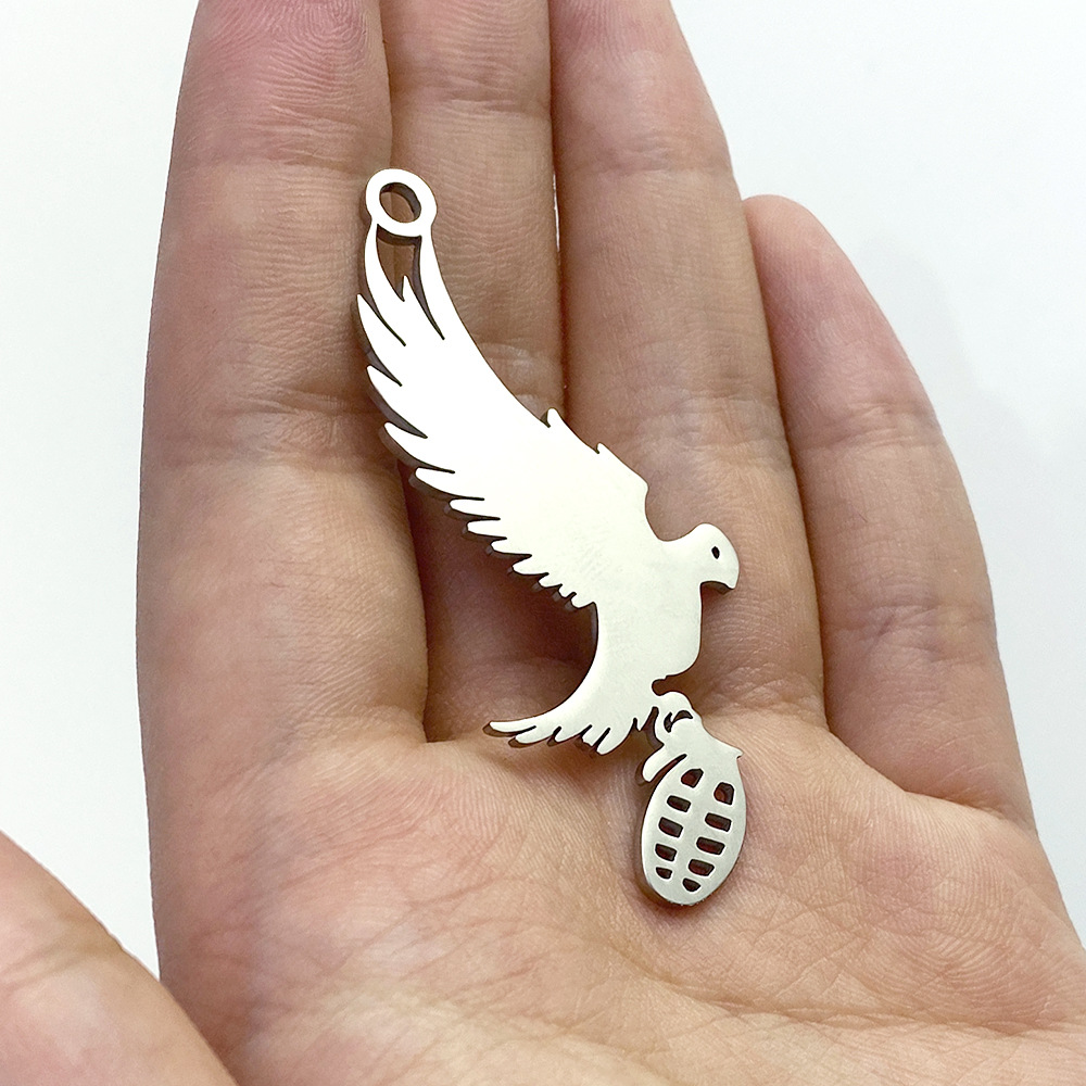 diy饰品镂空雄鹰展翅吊坠 不锈钢钥匙扣挂饰 小礼品配件25x55mm