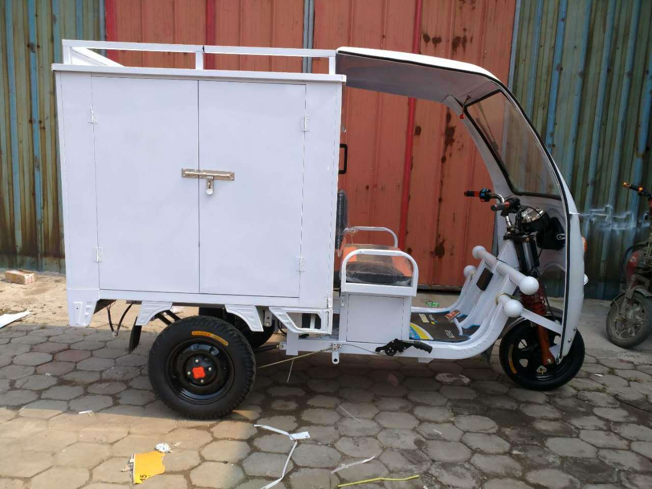 新款家用三轮电瓶车成人载重王电动农用货车拉货1.8米箱式快递车