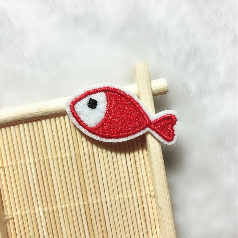 个性迷你小鱼卡通布贴厂家直销电脑刺绣绣花加工定制刺绣补丁贴